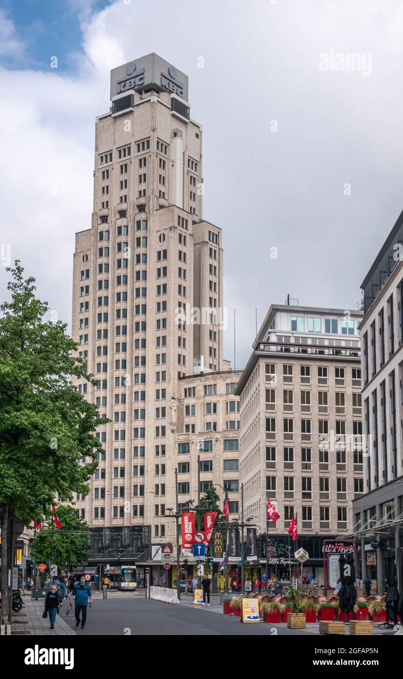 Antwerpen, Belgique - 1 août 2021 : la tour de bureau de KBC, connue officiellement sous le nom de Boerentoren (tour des agriculteurs) domine les environs de Meir sous un ciel blanc lourd W Banque D'Images