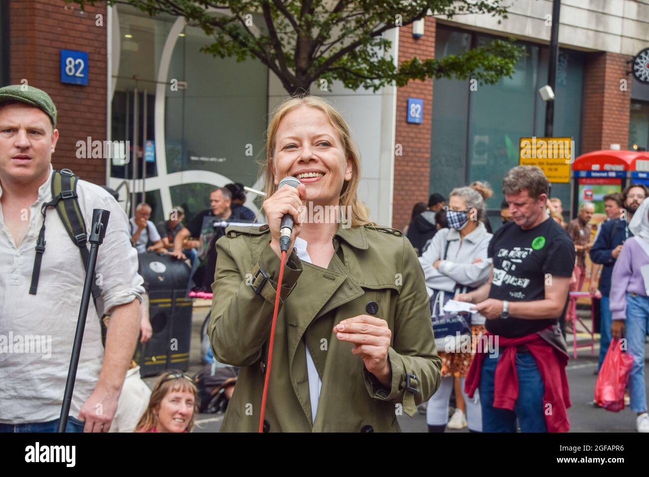 Londres, Royaume-Uni. 24 août 2021. Sian Berry du Parti Vert parle aux manifestants. Extinction les manifestants de la rébellion ont bloqué Cambridge Circus dans le West End le deuxième jour complet de leur campagne de deux semaines, l'Impossible rébellion, appelant le gouvernement britannique à agir de manière significative sur la crise climatique et écologique. (Crédit : Vuk Valcic / Alamy Live News) Banque D'Images