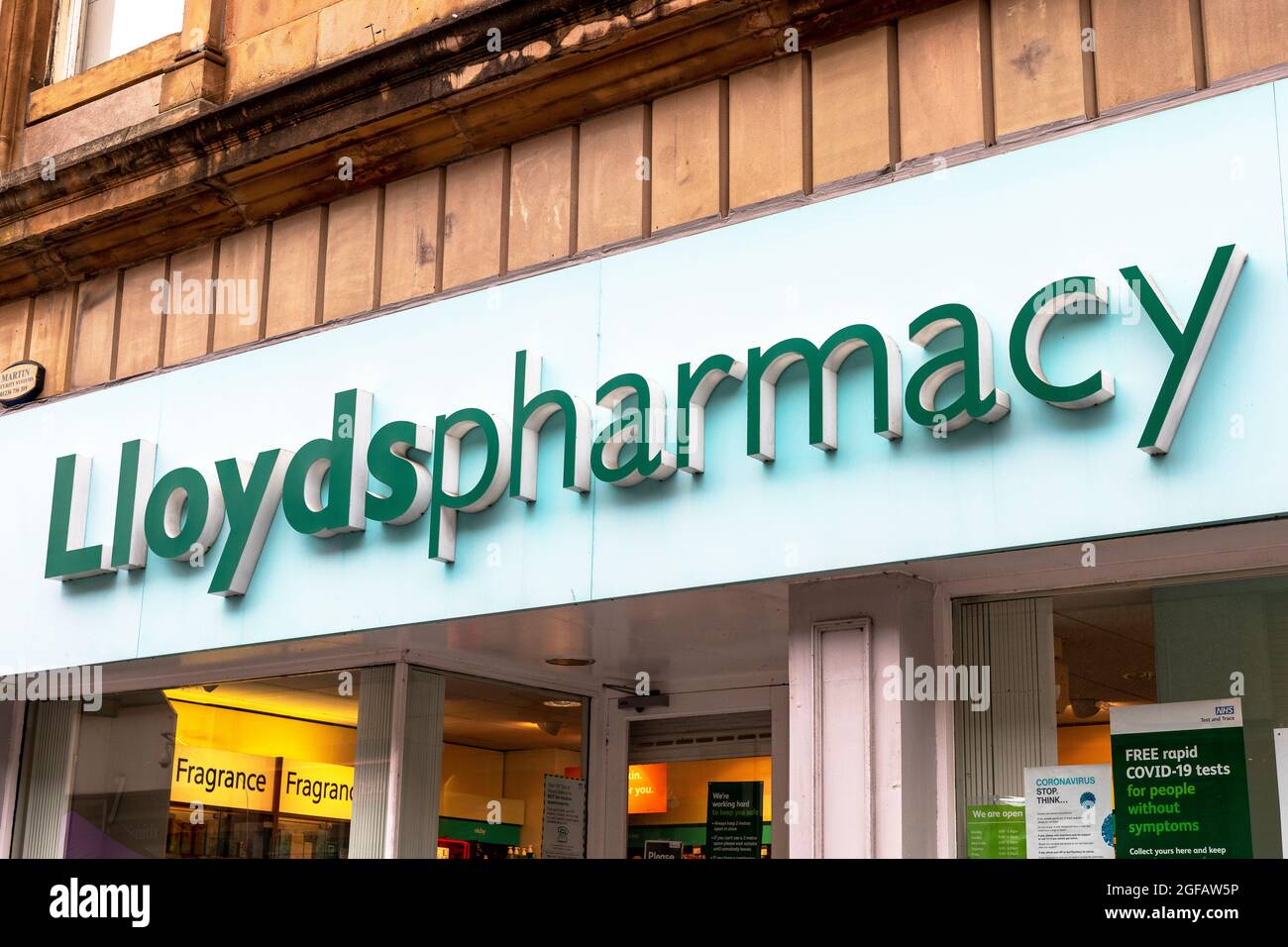 Logo Lloyds Pharmacy au-dessus d'un magasin de pharmacie, Paisley, Royaume-Uni Banque D'Images