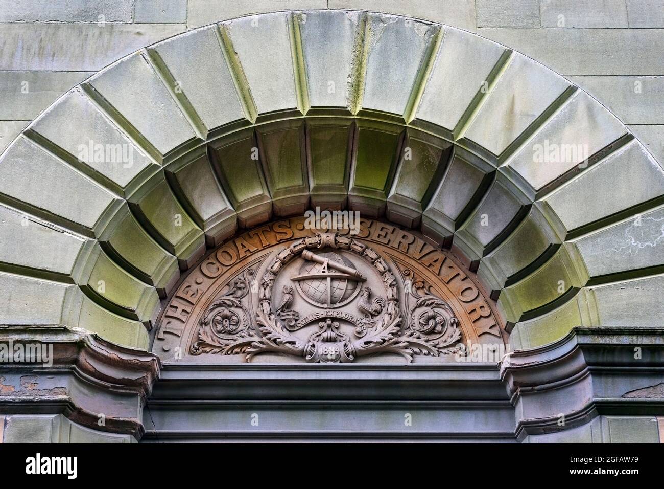 Motif sculpté au-dessus de l'entrée de l'observatoire de Coats, Paisley, Renfrewshire, Écosse, Royaume-Uni Banque D'Images