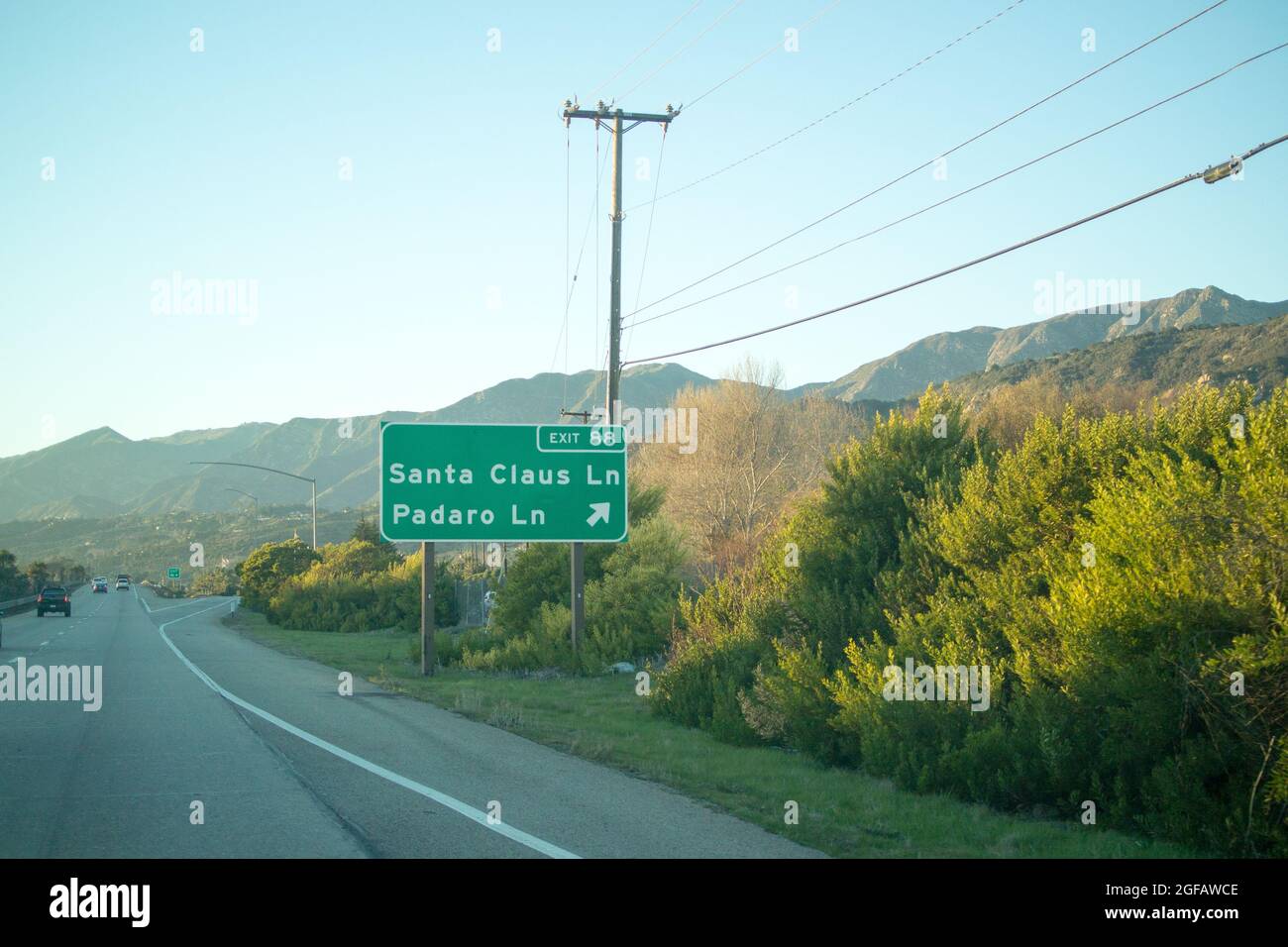 Santa Lane Lane Lane - panneau pour la sortie 88 sur l'autoroute 101, Californie - anciennement partie de la côte de l'autoroute, nommé pour attirer les touristes à thème de Noël Banque D'Images