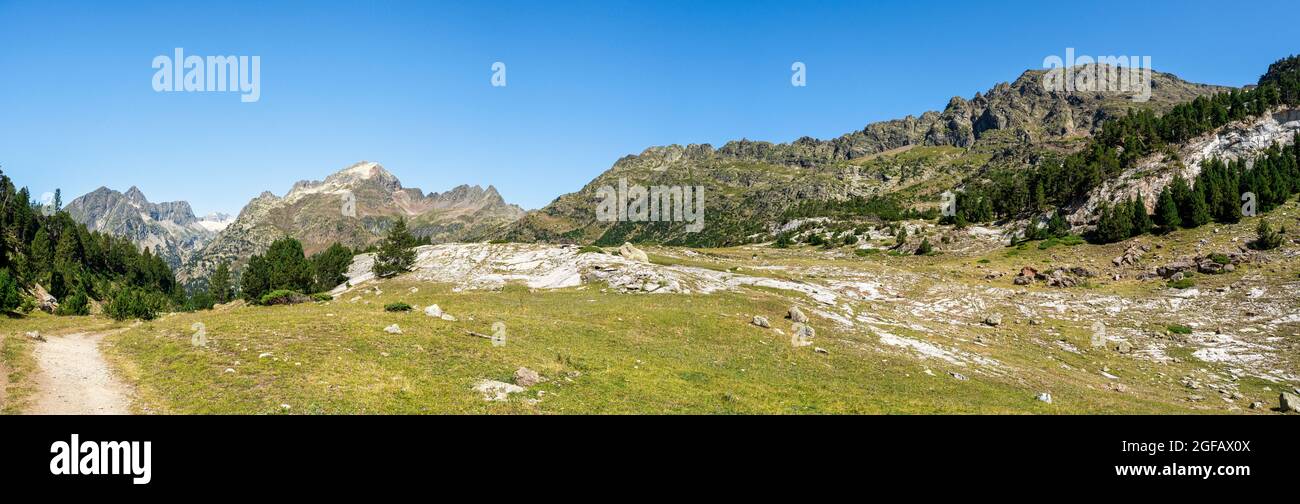 Vue panoramique sur les Pyrénées à Huesca Banque D'Images