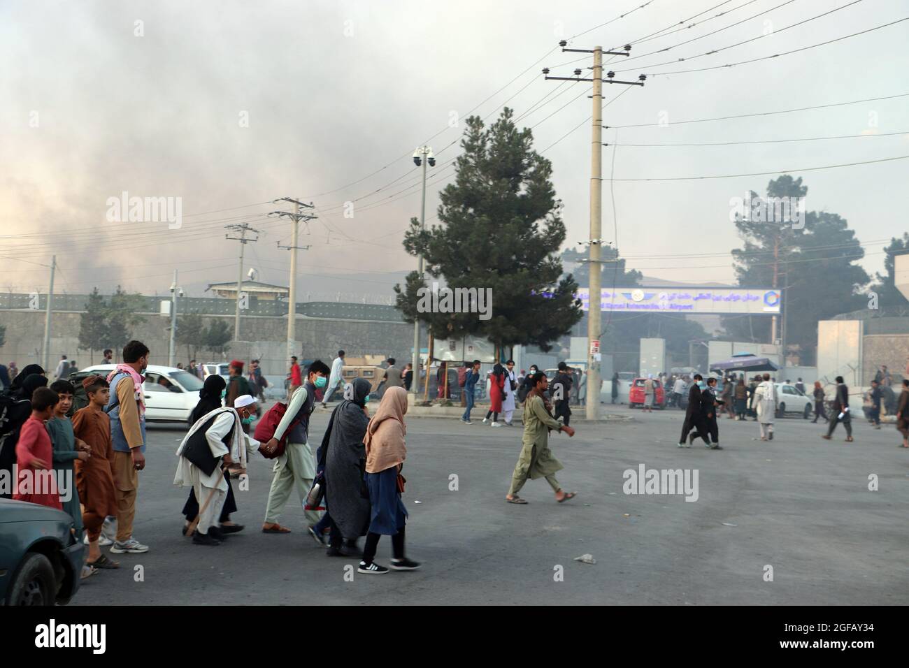 Kaboul, Afghanistan. 24 août 2021. Les Afghans se réunissent à l'extérieur de l'aéroport international Hamid Karzaï pour fuir le pays, à Kaboul, en Afghanistan, le mardi 24 août, 2021. Photo de Bashir Darwish/UPI crédit: UPI/Alay Live News Banque D'Images
