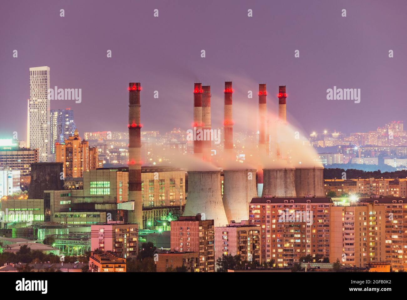 Tours de refroidissement de la centrale thermoélectrique la nuit. Moscou. Russie. Banque D'Images