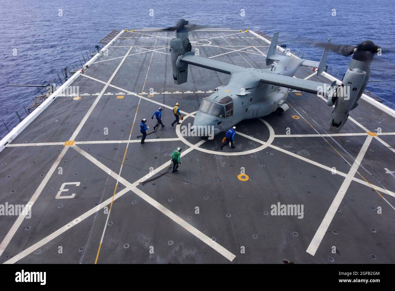 210824-N-MT581-1230 OCÉAN PACIFIQUE (le 24 août 2021) des marins affectés au navire de quai de transport amphibie USS John P. Murtha (LPD 26) se préparent à caler et à enchaîner une MV-22 Osprey attachée à l'escadron de Tiltrotor (VMM) 268 pendant l'exercice Freedom Banner 2021, août 24. John P. Murtha participe à l'exercice Freedom Banner, un exercice annuel qui comprend une projection stratégique de la Force de prépositionnement maritime (FPM) et des forces de combat associées. (É.-U. Photo de la marine par Curtis D. Spencer, spécialiste des communications de masse, 2e classe) Banque D'Images
