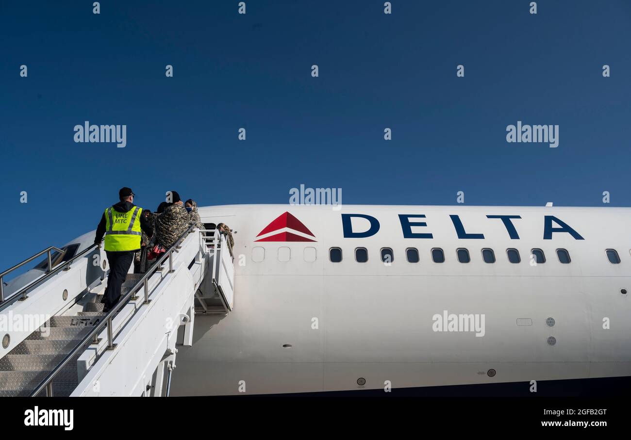 Les personnes évacuées entrent dans un avion commercial Delta A350 767 lors du refuge de l'opération alliés à la base aérienne de Ramstein, en Allemagne, le 24 août 2021. Il s'agit du premier vol de Delta Airlines au cours de l'opération Allies refuge destiné à transporter les personnes évacuées de Ramstein vers des sites de réinstallation plus permanents. L'équipe Ramstein offre un hébergement temporaire et sûr aux personnes évacuées d'Afghanistan. L'opération alliés refuge facilite l'évacuation rapide et sécuritaire des citoyens américains, des demandeurs de visa d'immigrant spécial et d'autres Afghans à risque de l'Afghanistan. Les évacués reçoivent un soutien, comme l'hébergement temporaire, la nourriture et l'eau et Banque D'Images