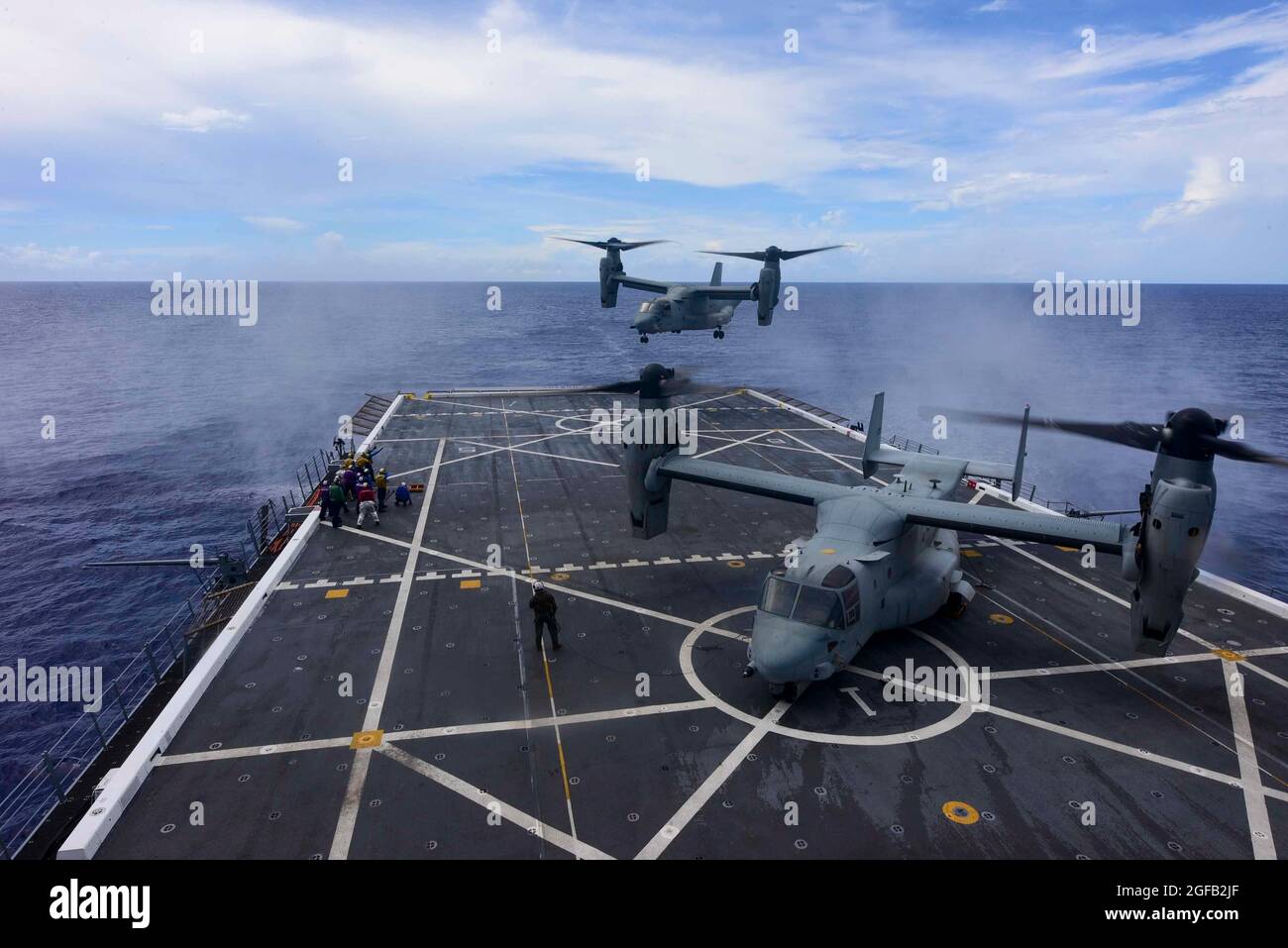 210824-N-MT581-1377 OCÉAN PACIFIQUE (le 24 août 2021) un MV-22 Osprey attaché à l'Escadron de Tiltrotor (VMM) 268 de milieu marin est dirigé vers l'atterrissage à bord du quai de transport amphibie USS John P. Murtha (LPD 26) pendant l'exercice Freedom Banner 2021, août 24. John P. Murtha participe à l'exercice Freedom Banner, un exercice annuel qui comprend une projection stratégique de la Force de prépositionnement maritime (FPM) et des forces de combat associées. (É.-U. Photo de la marine par Curtis D. Spencer, spécialiste des communications de masse, 2e classe) Banque D'Images