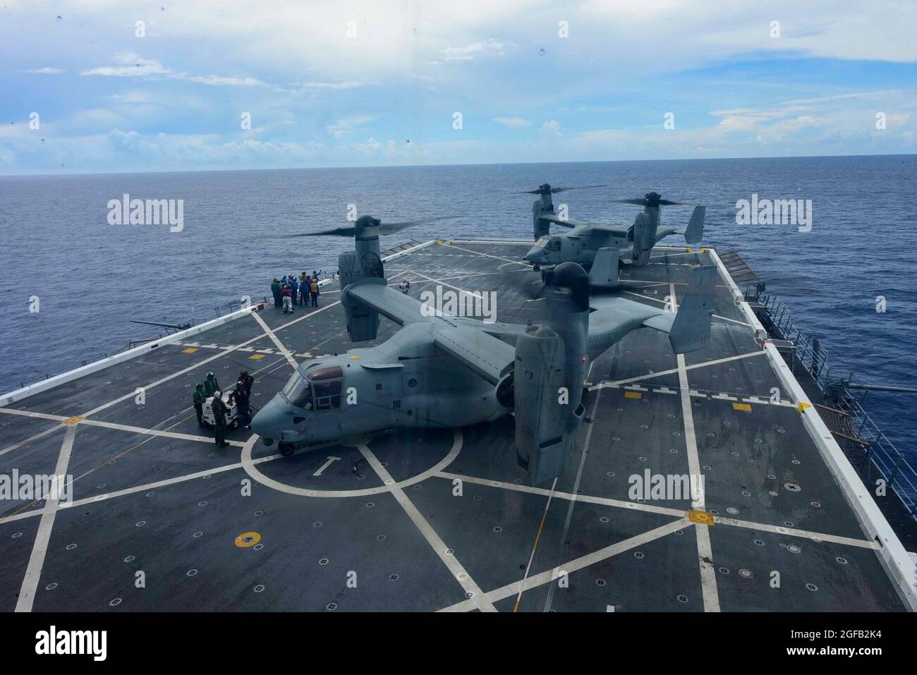 210824-N-MT581-1488 OCÉAN PACIFIQUE (le 24 août 2021) les marins et les Marines affectés au navire de quai de transport amphibie USS John P. Murtha (LPD 26) tendent à MV-22 Ospreys attachés à l'escadron marin de Tiltrotor moyen (VMM) 268 pendant l'exercice Freedom Banner 2021, août 24. John P. Murtha participe à l'exercice Freedom Banner, un exercice annuel qui comprend une projection stratégique de la Force de prépositionnement maritime (FPM) et des forces de combat associées (États-Unis Photo de la marine par Curtis D. Spencer, spécialiste des communications de masse, 2e classe) Banque D'Images