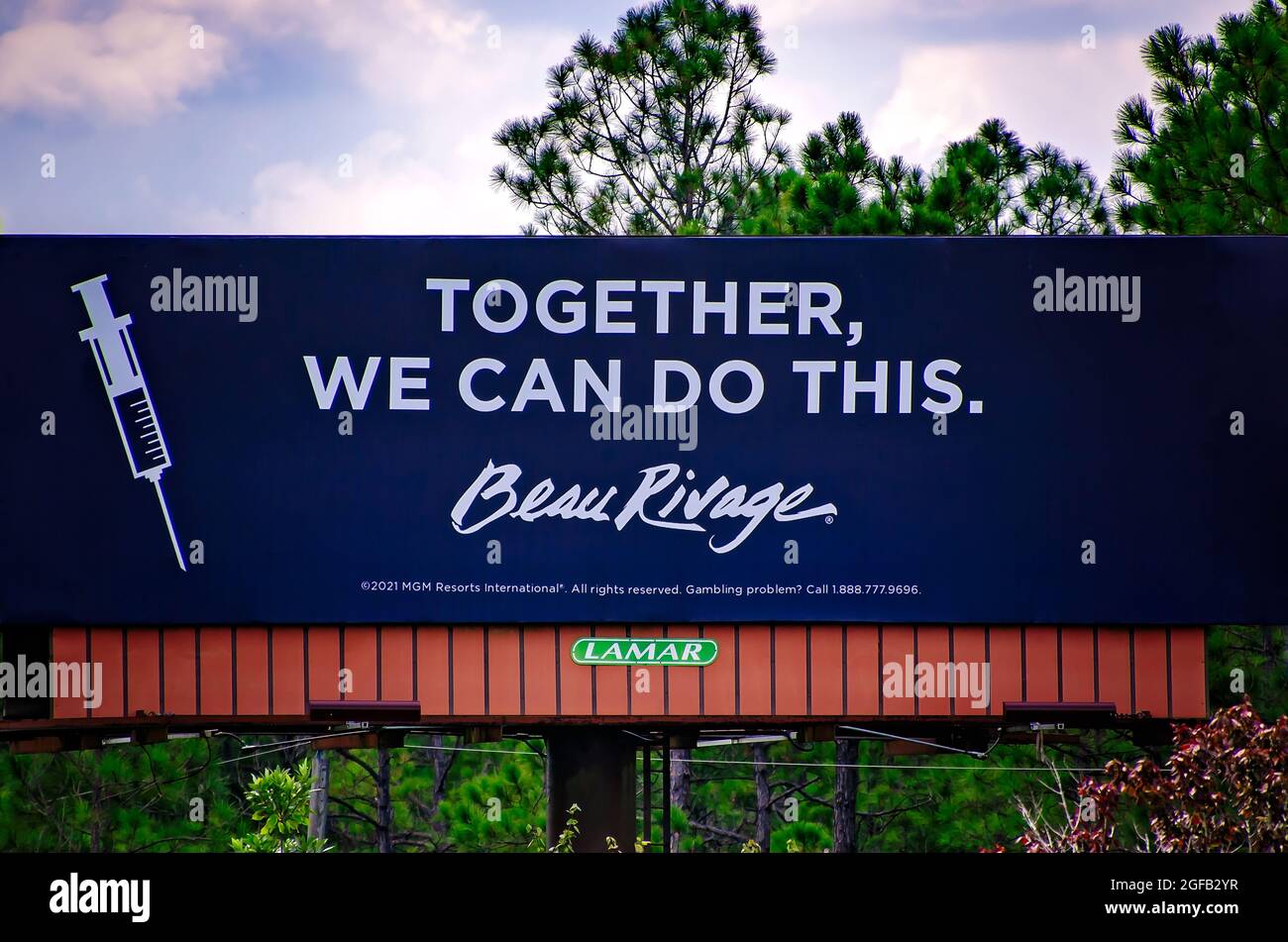 Un panneau publicitaire du Casino beau Rivage sur l'Interstate 10 exhorte les Mississippians à se faire vacciner contre le COVID-19, le 24 août 2021, à Moss point, Mississippi. Banque D'Images