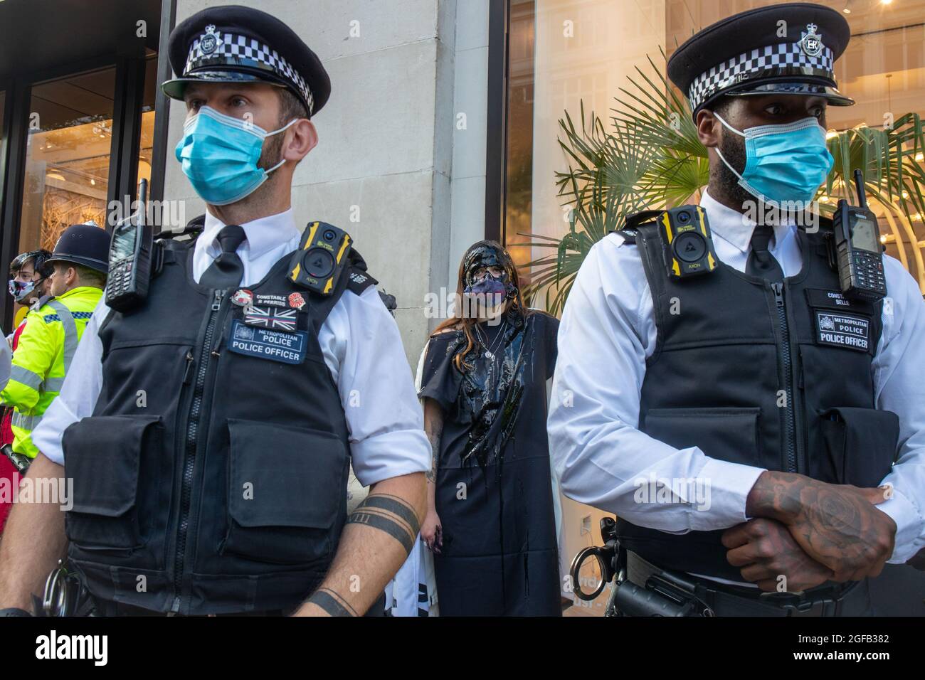 LONDRES, ANGLETERRE - 24 2021 AOÛT, extinction les manifestants de la rébellion se collent et se versèrent de la fausse huile à l'extérieur de Selfridges dans Oxford Street le 2ème jour de l'extinction prise de contrôle de la rébellion de Londres le mardi 24 août 2021. (Crédit : Lucy North | MI News) crédit : MI News & Sport /Alay Live News Banque D'Images