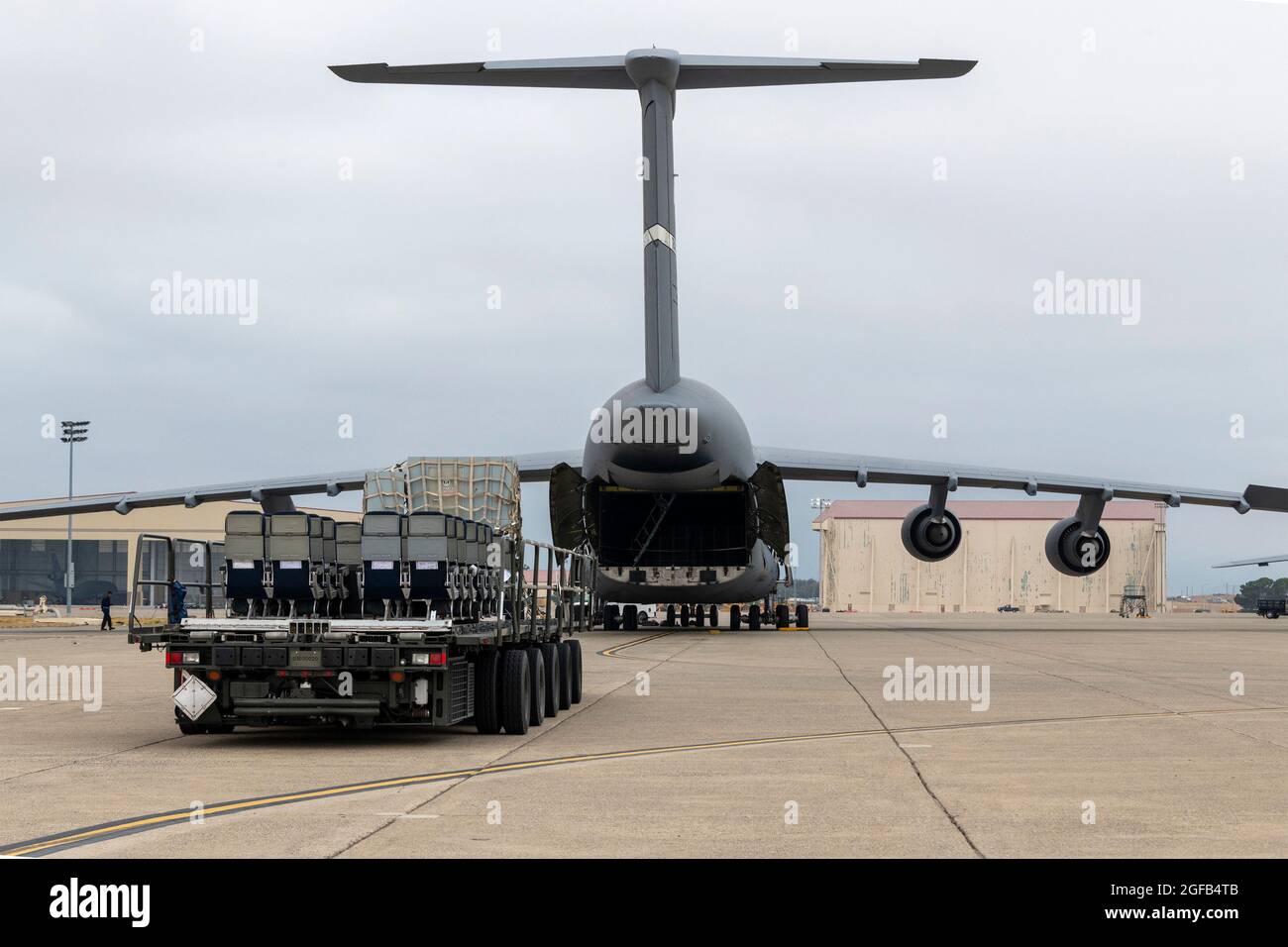 Les membres du 60e Escadron du port aérien chargent les dossiers de sièges de rallonge KC-10 dans la baie de chargement d'un C-5M Super Galaxy le 21 août 2021, à la base aérienne de Travis, en Californie. L'avion a transporté du personnel et du matériel à l'appui de l'effort d'évacuation en Afghanistan. L'avion a transporté du personnel et du matériel à l'appui de l'effort d'évacuation en Afghanistan. La U.S. Air Force, en appui au ministère de la Défense, a déplacé ses forces dans le théâtre pour faciliter le départ et le déplacement en toute sécurité des citoyens américains, des bénéficiaires de visas d'immigration spéciaux et des populations afghanes vulnérables de l'Afghanistan. (U Banque D'Images