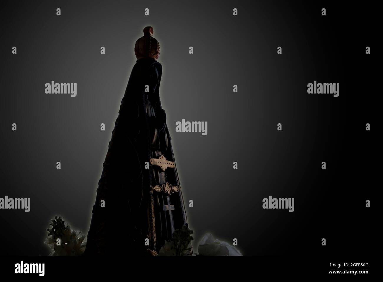 Silhouette de la statue avec l'image de notre Dame d'Aparecida, mère de Dieu, patronne du Brésil Banque D'Images