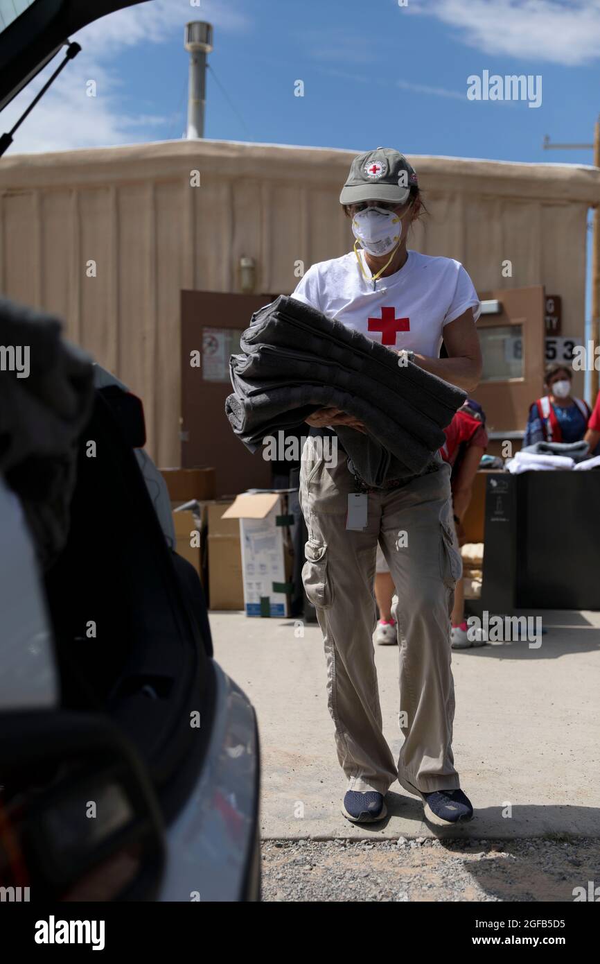 Diana Dalager, la responsable des abris de masse de la Croix-Rouge américaine, transporte des serviettes dans un véhicule pour les passagers arrivant de l'aéroport international Kabul Hamid Karzaï dans la zone de logement Dona Ana près de fort Bliss, Texas, le 22 août 2021. Le ministère de la Défense, à l'appui du ministère d'État, fournit des services de transport et des logements temporaires à l'appui de l'opération alliés refuge. Cette initiative s'inscrit dans le cadre de l'engagement de l'Amérique envers les citoyens afghans qui ont aidé les États-Unis et leur fournit un soutien essentiel dans des lieux sûrs à l'extérieur de l'Afghanistan. (É.-U. Armée ph Banque D'Images