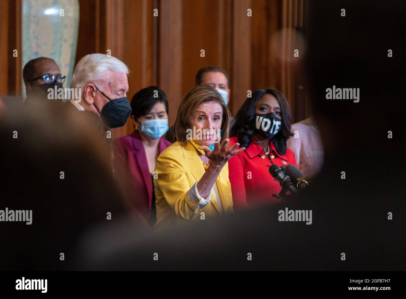 Washington, États-Unis. 24 août 2021. La Présidente de la Chambre Nancy Pelosi (D-CA) et ses collègues démocrates parlent après que la Chambre a adopté la loi John Lewis sur l'avancement des droits de vote au Capitole des États-Unis à Washington, DC, le mardi 24 août 2021. Photo de Ken Cedeno/UPI crédit: UPI/Alay Live News Banque D'Images