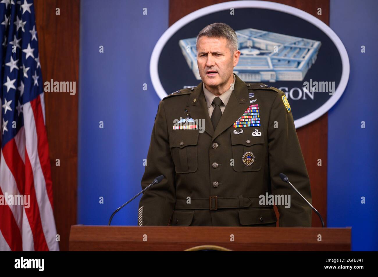 Le général William D. Hank Taylor, major de l’armée, parle lors d’un point de presse sur l’Afghanistan au Pentagone, Washington, D.C., le 24 août 2021. (Photo du DoD par le sergent d'état-major de la Force aérienne des États-Unis. Ponceuses à cric) Banque D'Images