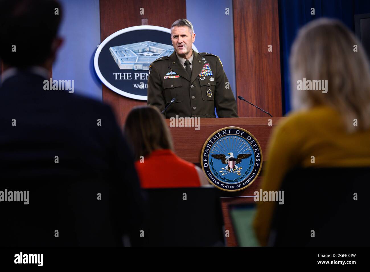 Le général William D. Hank Taylor, major de l’armée, parle lors d’un point de presse sur l’Afghanistan au Pentagone, Washington, D.C., le 24 août 2021. (Photo du DoD par le sergent d'état-major de la Force aérienne des États-Unis. Ponceuses à cric) Banque D'Images