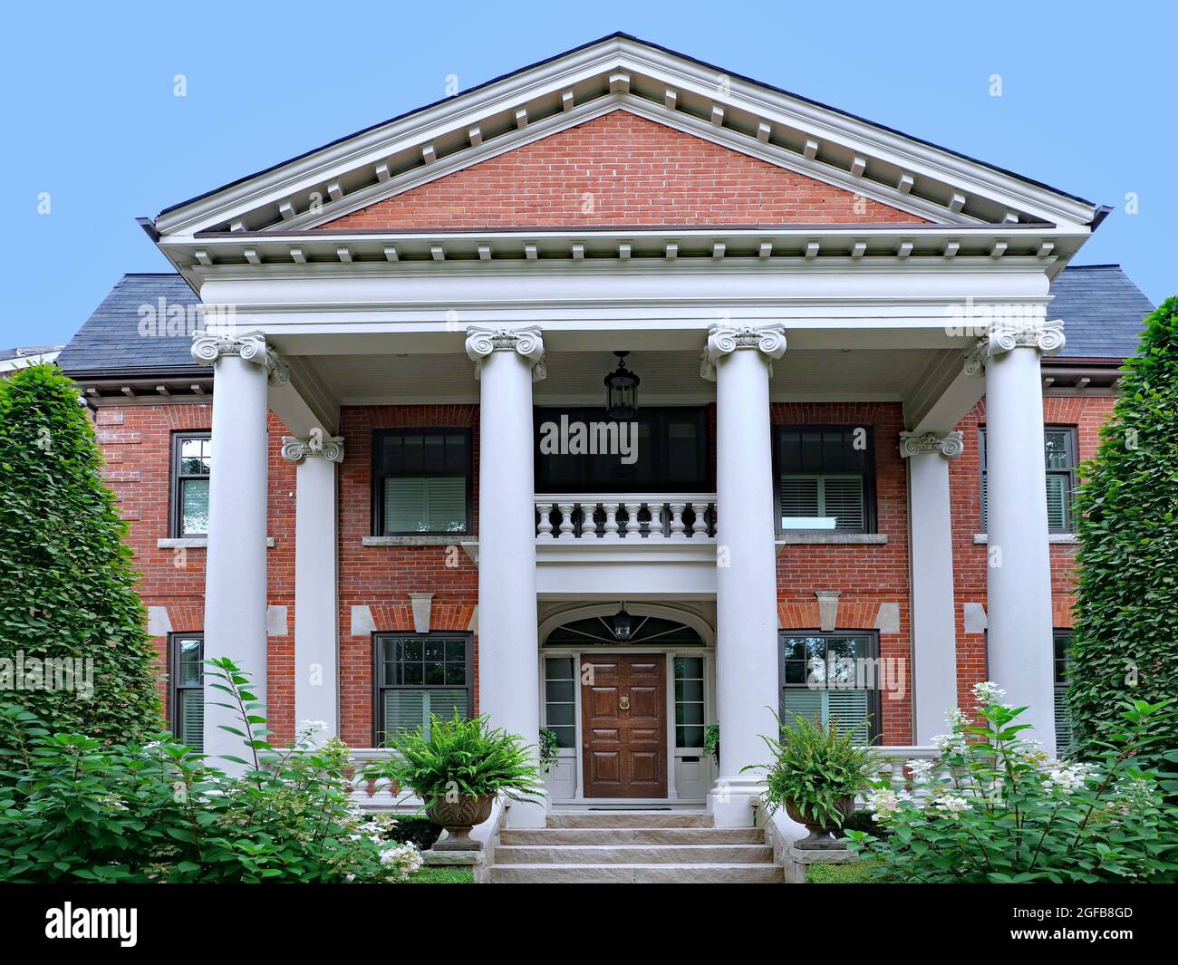 Grande maison avec porche de deux étages avec colonnes de style classique Banque D'Images