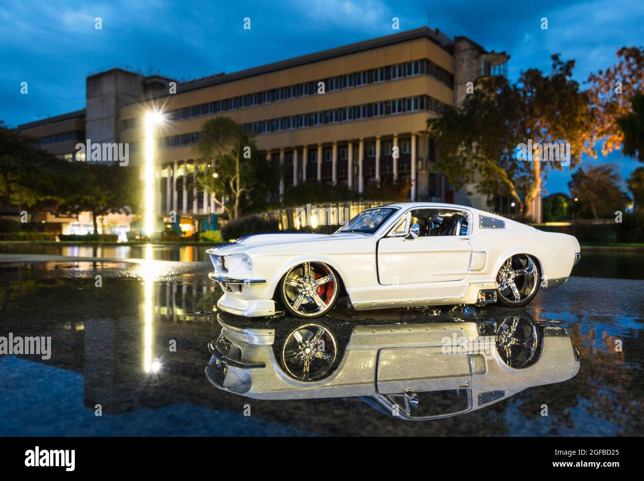 Palmerston Nord, Manawatu, Nouvelle-Zélande, 04.06.2019. Modèle de diecast d'une Ford Msutang GT blanche la nuit. Banque D'Images