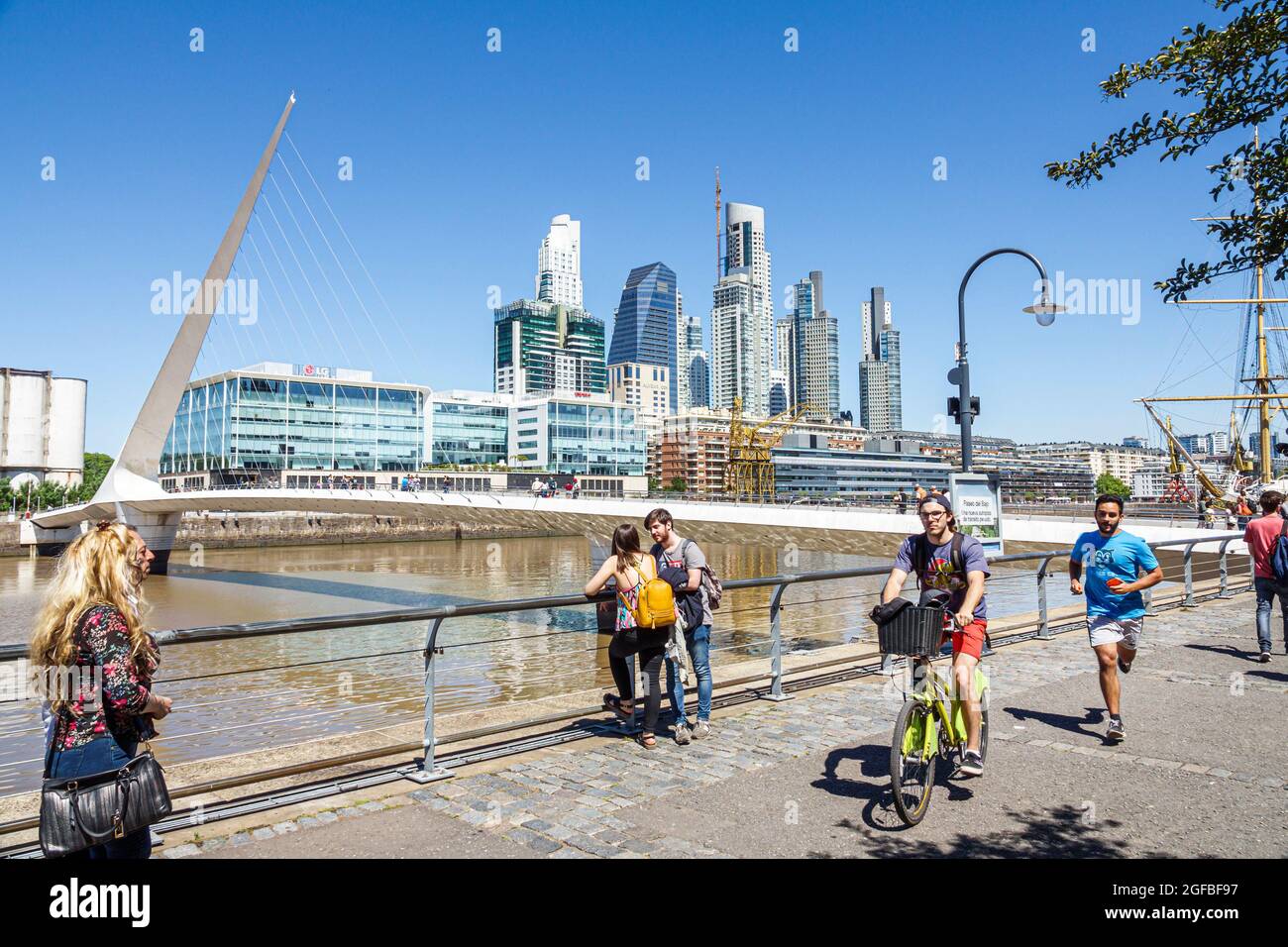 Buenos Aires Argentina,Puerto Madero,Rio Dique,eau,front de mer,horizon de la ville,promenade,Puente de la Mujer,passerelle suspension piétonne pont balançoire conçu Banque D'Images