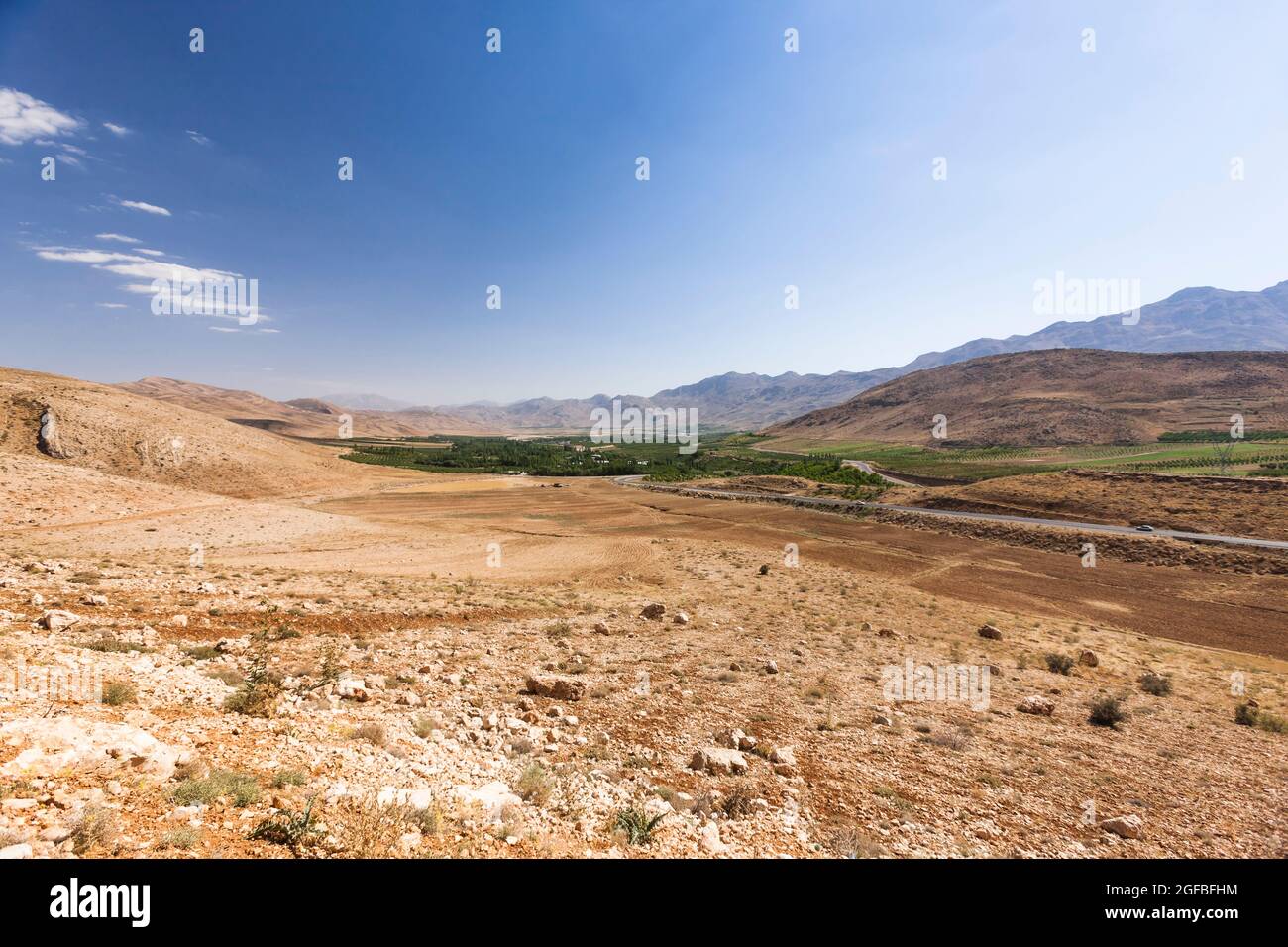 Vue sur le terrain agricole et le village sur les hautes terres, route 78, montagnes Zagros, Islam Abad, province de Fars, Iran, Perse, Asie occidentale, Asie Banque D'Images