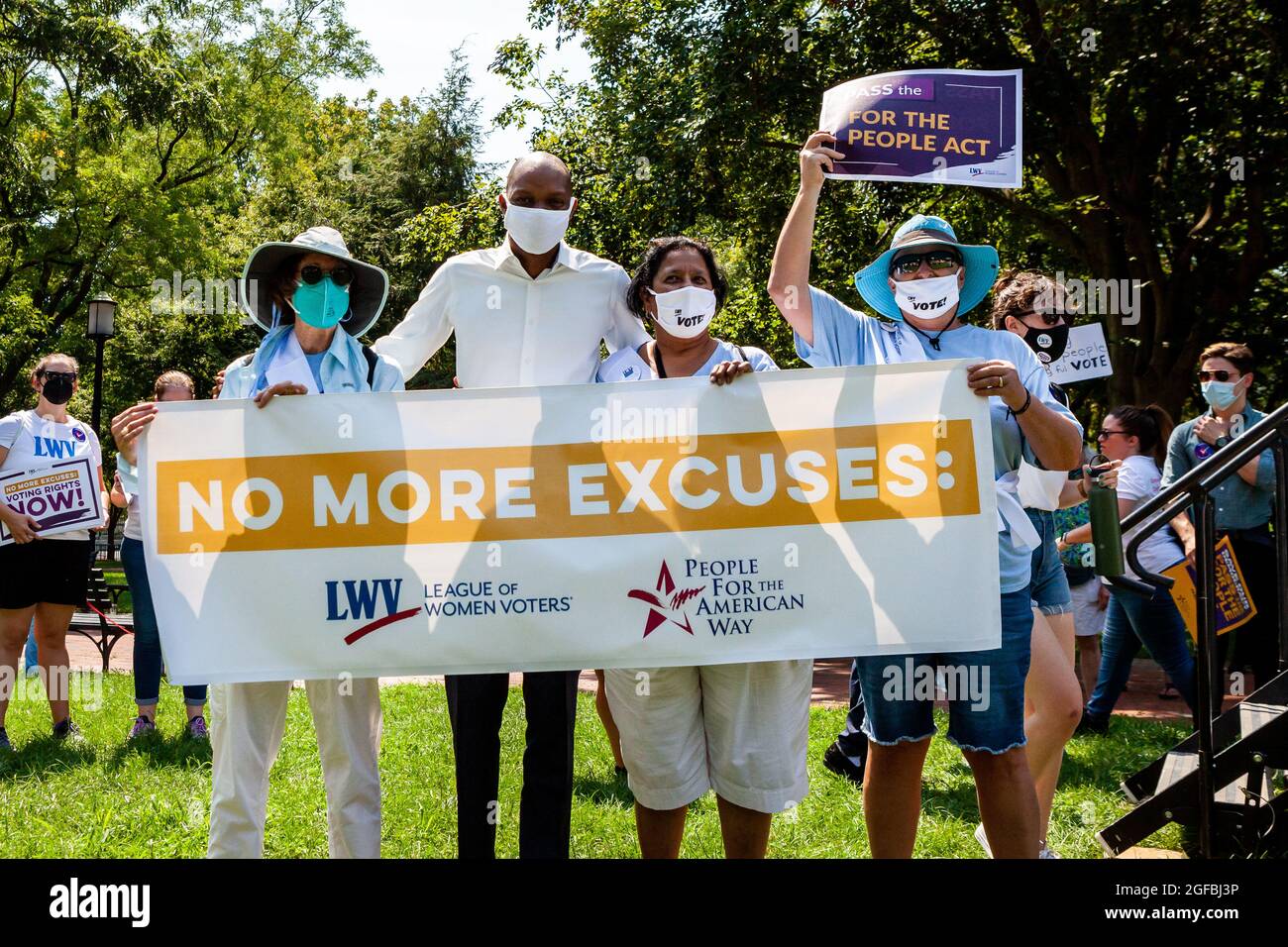 Washington, DC, Etats-Unis, 24 août 2021. Photo : Reginald Bolding, représentant de l'État de l'Arizona, avec les membres de la Ligue des femmes électrices d'AZ lors d'un rassemblement sur les droits de vote à la Maison Blanche. LWV, People for the American Way, Black Voters Matter, et de nombreuses autres organisations ont accueilli le rassemblement, exhortant le président Biden à protéger le droit de vote à la suite d'une vague de lois restrictives sur le vote dans les législatures d'État. Les manifestants veulent mettre fin à l'obstruction parlementaire, à l'adoption de l'avancement des droits de vote de John Lewis et pour les People Act, et à la création d'un État pour Washington, DC. Crédit : Allison Bailey / Alamy Live News Banque D'Images