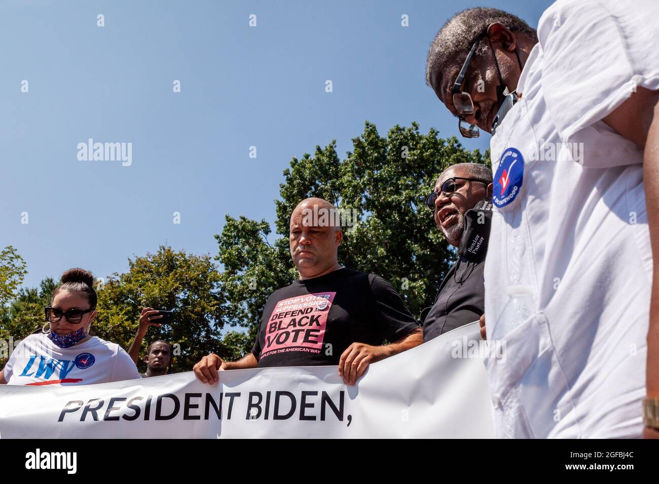 Washington, DC, Etats-Unis, 24 août 2021. Photo : les manifestants se joignent au révérend Melvin Wilson dans la prière à la fin d'un rassemblement et d'une action de désobéissance civile à la Maison Blanche. La Ligue des électrices, les électeurs de la voie américaine, les électeurs noirs ont leur importance, et de nombreuses autres organisations ont accueilli le rassemblement pour exhorter le président Biden à protéger le droit de vote après que de nombreux États aient adopté des lois pour rendre le vote plus difficile pour les minorités. Crédit : Allison Bailey / Alamy Live News Banque D'Images