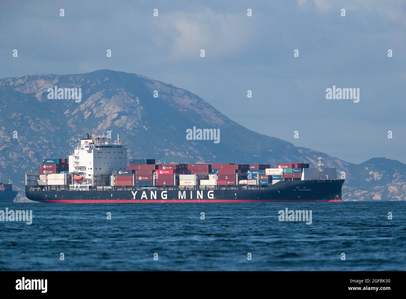 Navire conteneur 'YM continent', canal East Lamma, Hong Kong, Chine 22 août 2021 Banque D'Images