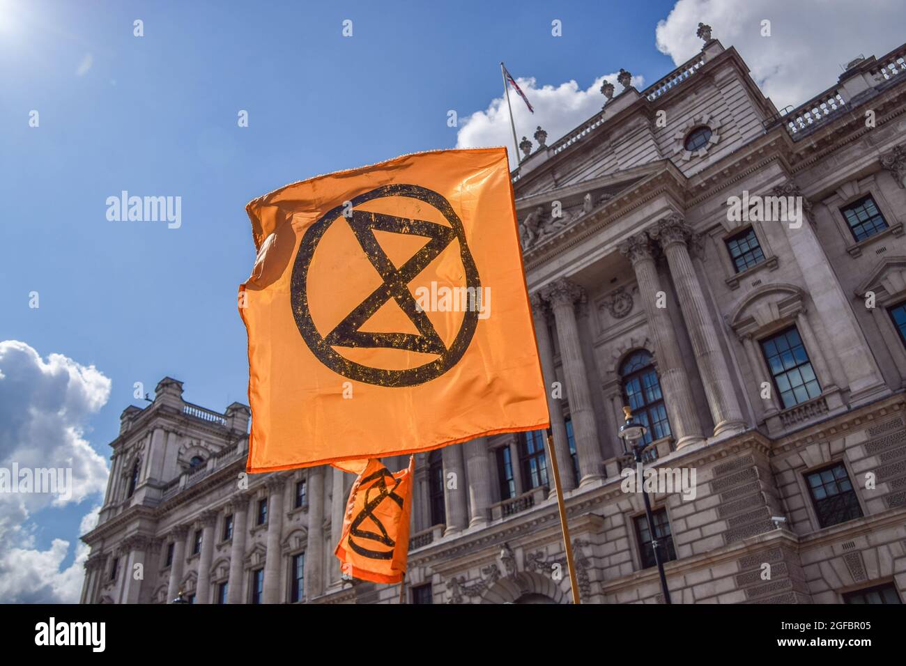 Londres, Royaume-Uni. 24 août 2021. Un drapeau de la rébellion d'extinction est visible à l'extérieur de HM Revenue & Customs à Westminster pendant la manifestation. La rébellion de l'extinction a organisé des manifestations à plusieurs endroits de la capitale le deuxième jour complet de leur campagne de deux semaines, la rébellion impossible, appelant le gouvernement britannique à agir de manière significative sur la crise climatique et écologique. (Photo de Vuk Valcic/SOPA Images/Sipa USA) crédit: SIPA USA/Alay Live News Banque D'Images