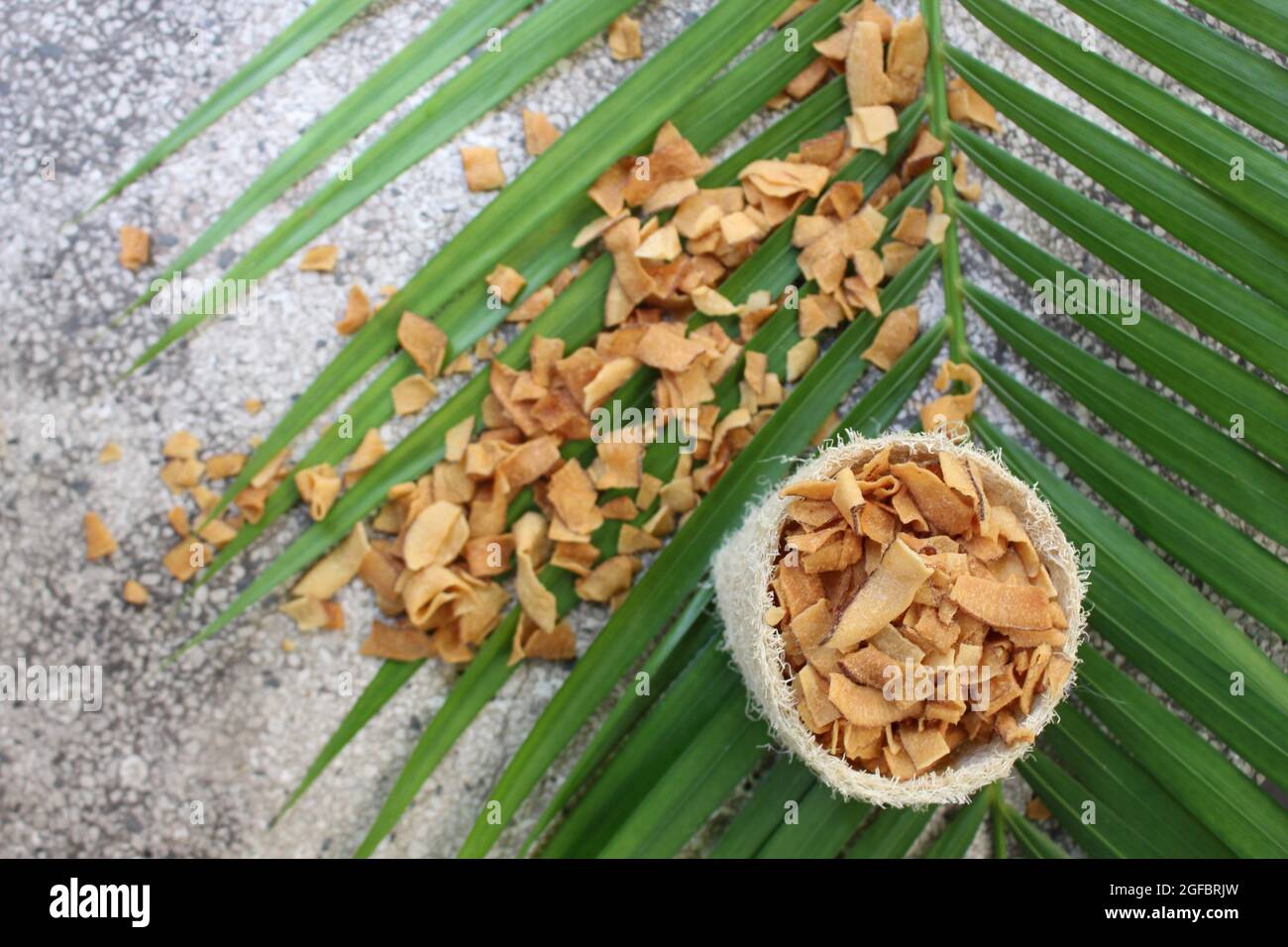 La noix de coco râpée de sucre brun, lorsqu'elle est séchée, est utilisée pour manger à l'automne et en hiver à la maison ou dans le jardin. Fabriqués au Vietnam, ils sont utilisés pour cuisiner, apprécier Banque D'Images