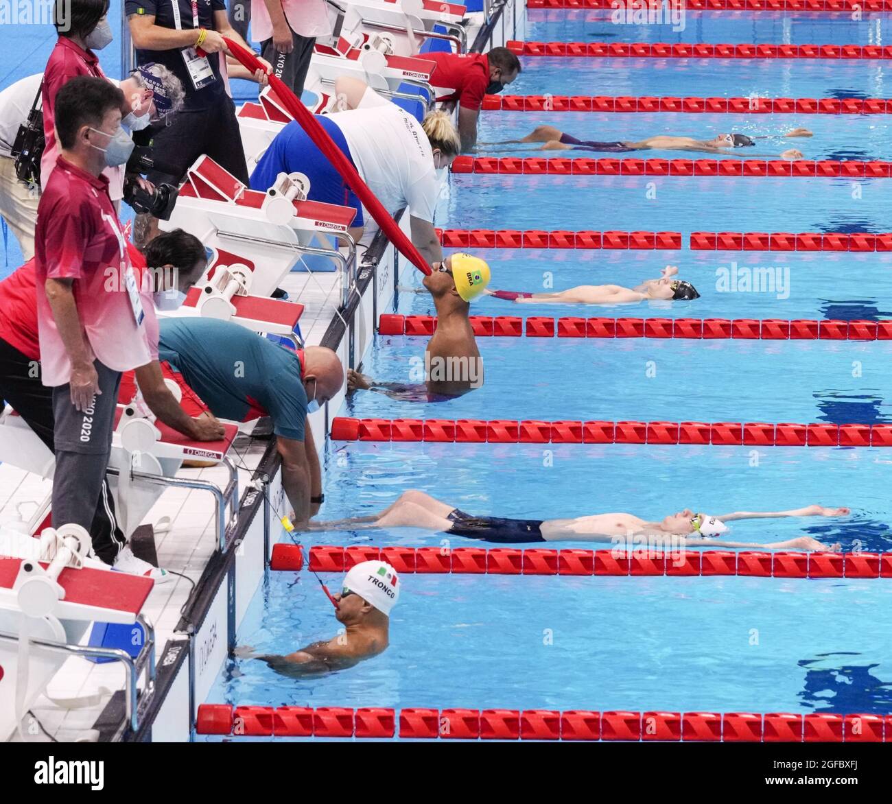 Tokyo, Japon, le 25 août 2021, les nageurs débutent dans la course de 100 mètres S2 pour hommes aux Jeux paralympiques de Tokyo, le 25 août 2021, au Centre aquatique de Tokyo. (Kyodo)==Kyodo photo via crédit: Newscom/Alay Live News Banque D'Images