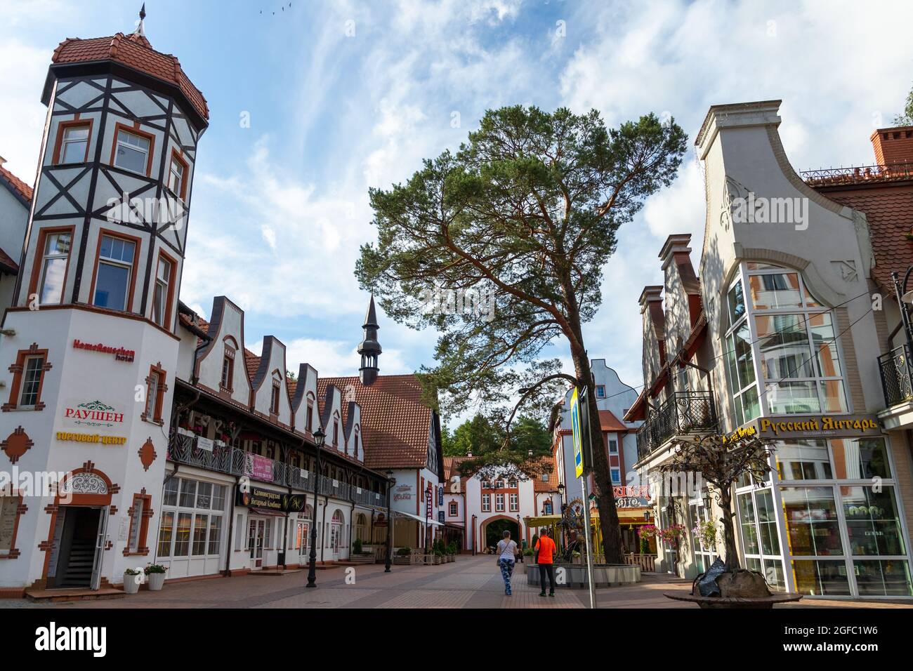 Svetlogorsk, Russie - 3 août 2021 : place de la ville centrale de Svetlogorsk, vue sur la rue avec façades de bâtiments colorées par temps ensoleillé. Les gens ordinaires Banque D'Images