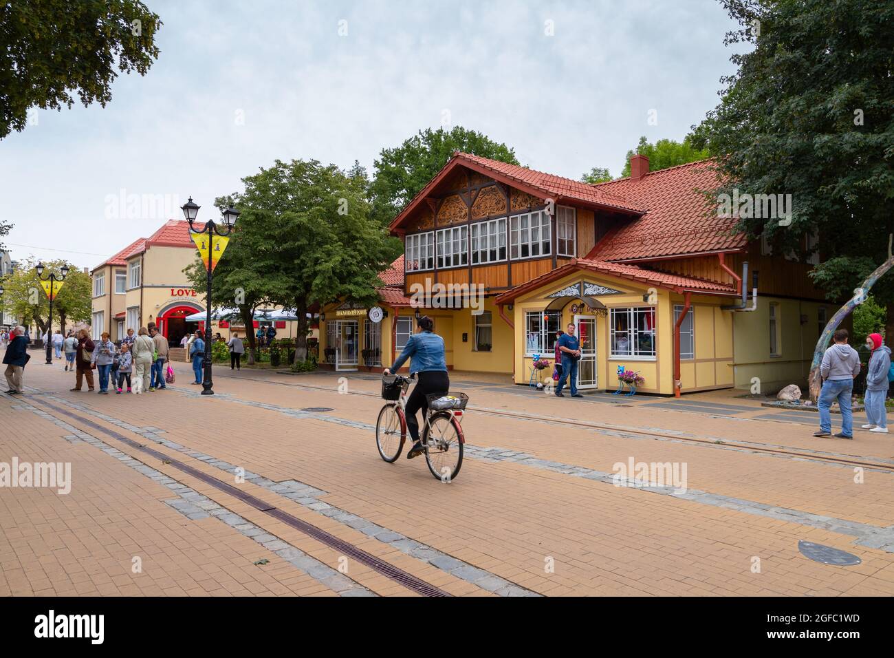 Zelenogradsk, Russie - 5 août 2021 : vue sur la rue de la vieille ville de Zelenogradsk, les gens ordinaires marchent dans la rue pendant la journée Banque D'Images