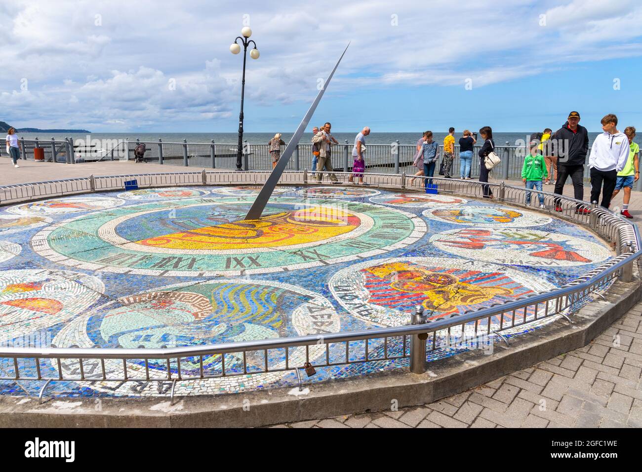 Svetlogorsk, Russie - 2 août 2021 : Sundial Zodiac, l'objet du patrimoine culturel construit en 1974. Mosaïque panneau dans la technique de smalt. L'autho Banque D'Images