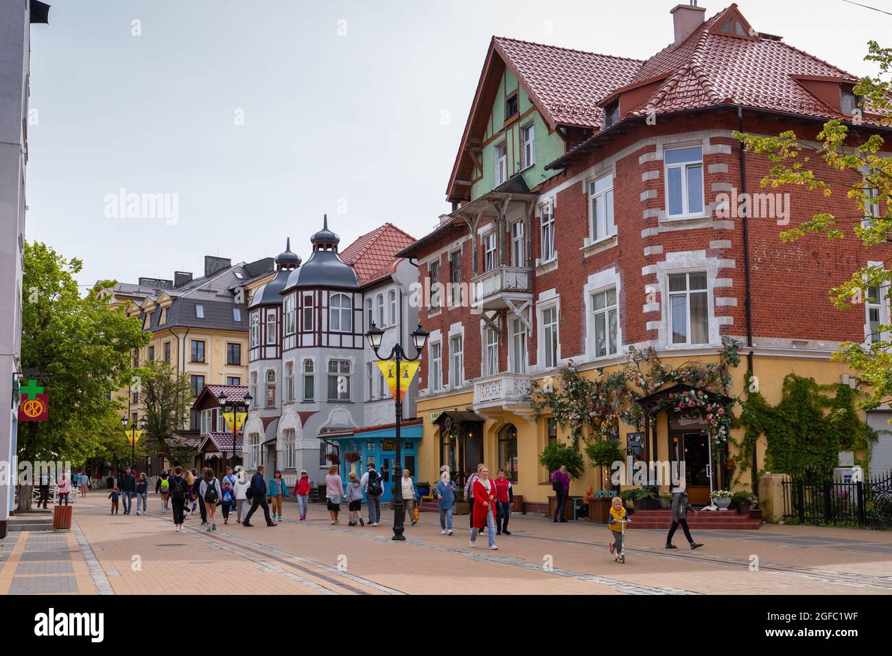 Zelenogradsk, Russie - 5 août 2021 : vue sur la rue de la vieille ville de Zelenogradsk, les gens ordinaires marchent sur l'avenue Kurortny pendant la journée Banque D'Images