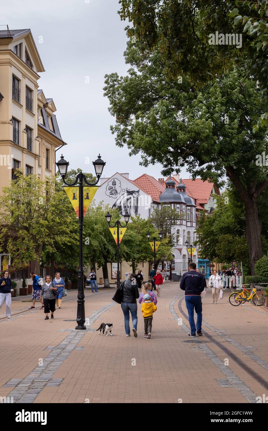 Zelenogradsk, Russie - 5 août 2021 : vue sur la rue de la vieille ville européenne, les gens ordinaires marchent dans la rue en journée, photo verticale Banque D'Images