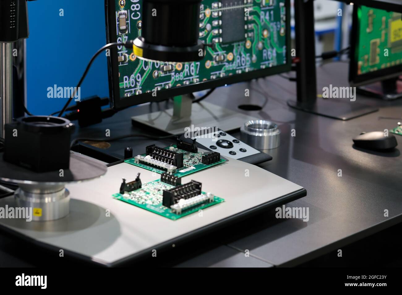 Système d'inspection avec microscope numérique pour vérifier la qualité de  la soudure électronique des circuits imprimés. Mise au point sélective  Photo Stock - Alamy