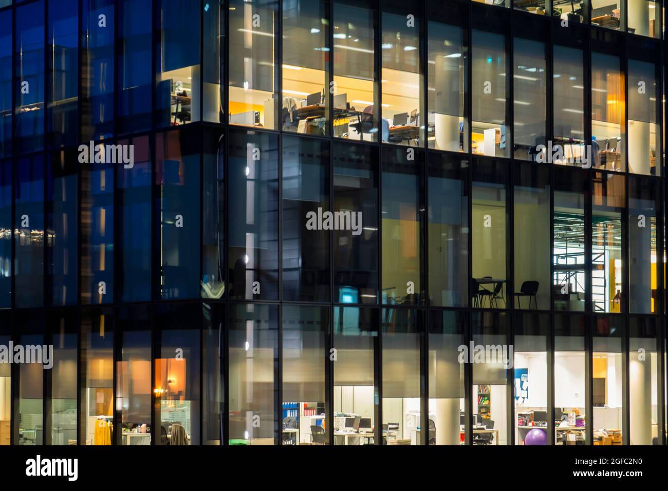 Immeuble de bureaux de nuit. Bâtiment de bureau mural avec rideau de verre Banque D'Images