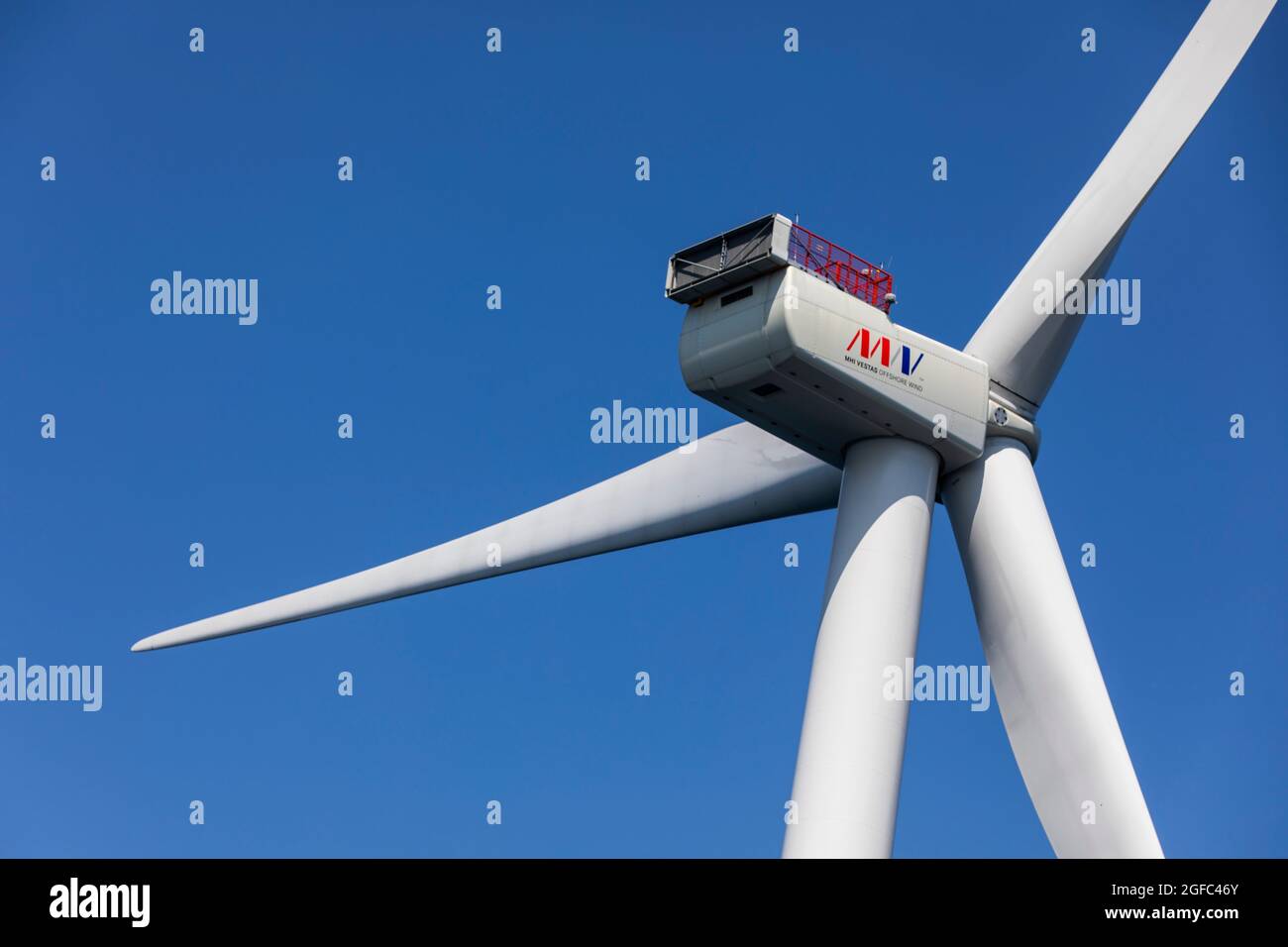 Viana do Castelo, Portugal. 24 août 2021. Détail d'une éolienne au large de la côte de Viana do Castelo.le Windfloat Atlantique est un projet d'énergie éolienne situé à 20 kilomètres au large de la côte de Viana do Castelo, dans le nord du Portugal. Ce parc éolien flottant est le premier à être installé en Europe continentale et est capable de produire de l'énergie pour 60,000 maisons en un an. Les trois éoliennes qui composent le parc éolien flottant peuvent fournir une capacité installée de 25 MW. (Photo de Hugo Amaral/SOPA Images/Sipa USA) crédit: SIPA USA/Alay Live News Banque D'Images