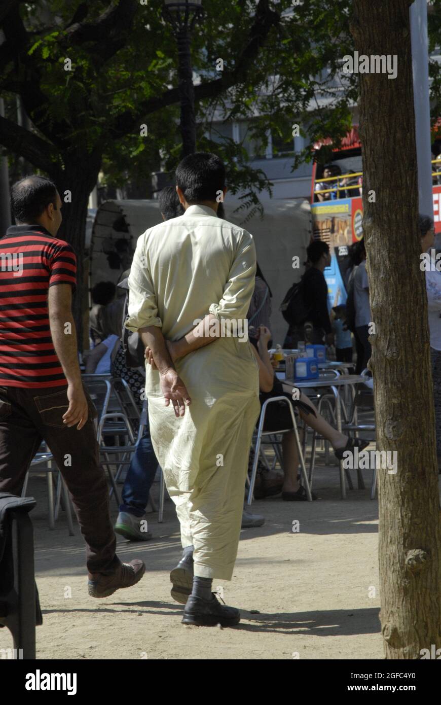 BARCELONE/CATALOGNE/ESPAGNE 25 MAI 2015_ Pakistanais hommes immigrants ou touristes un en costume occidental et d'autres en costume pakistanais de refuge et kamiz à Barecelona, Espagne (Photo de Francis Joseph Dean/Deanimages) Banque D'Images