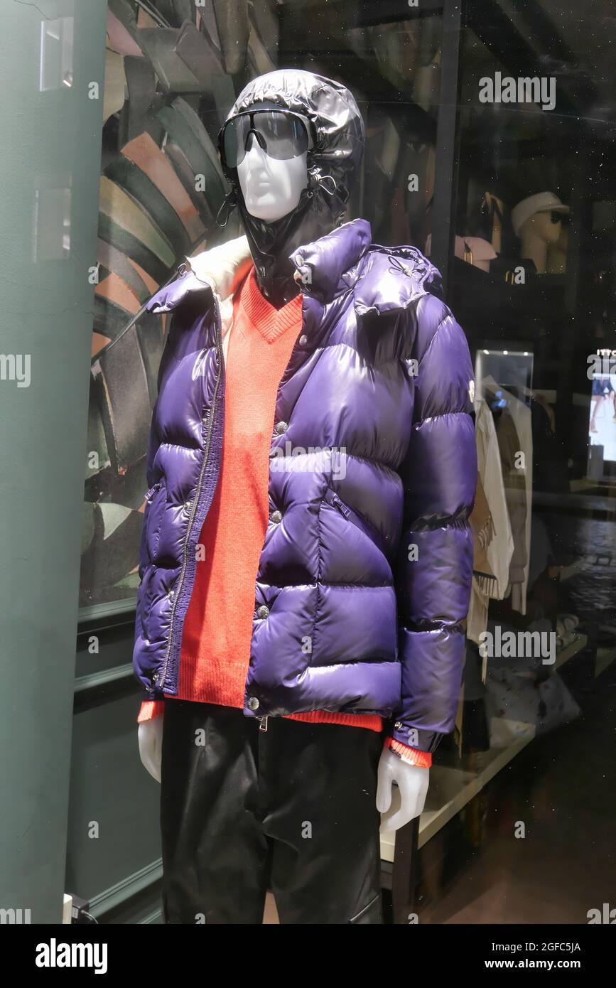 VESTE EXPOSÉE À LA BOUTIQUE DE MODE MONCLER Photo Stock - Alamy