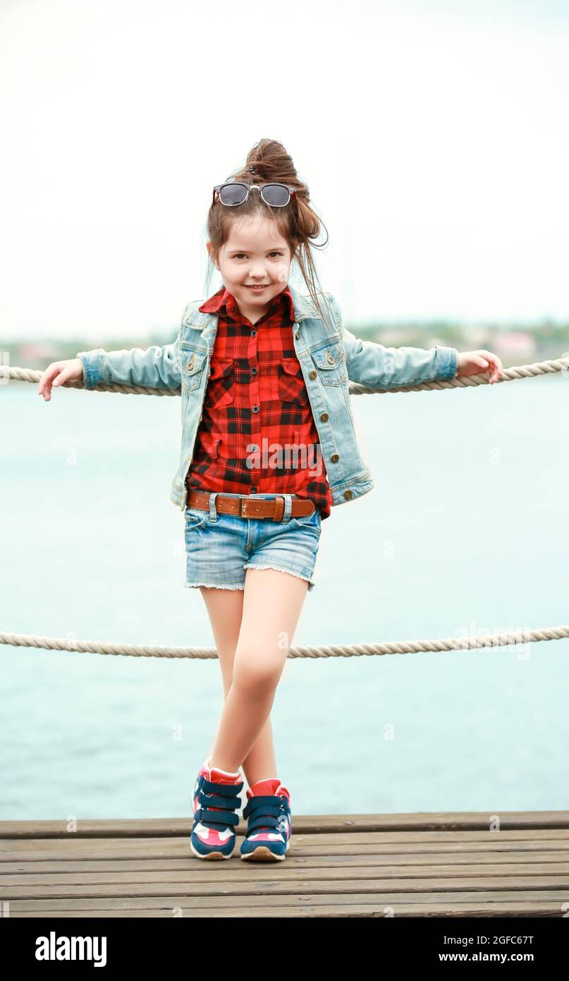 Petite fille portant des vêtements élégants à l'extérieur. Concept de mode  enfant Photo Stock - Alamy