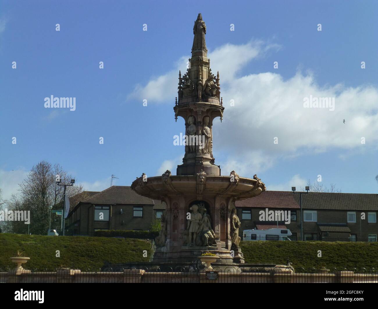 Queen Victoria sur la fontaine Dolton Glasgow Écosse Grande statue ancien parc antique jets d'eau paysage histoire historique vue sur le lieu historique Banque D'Images