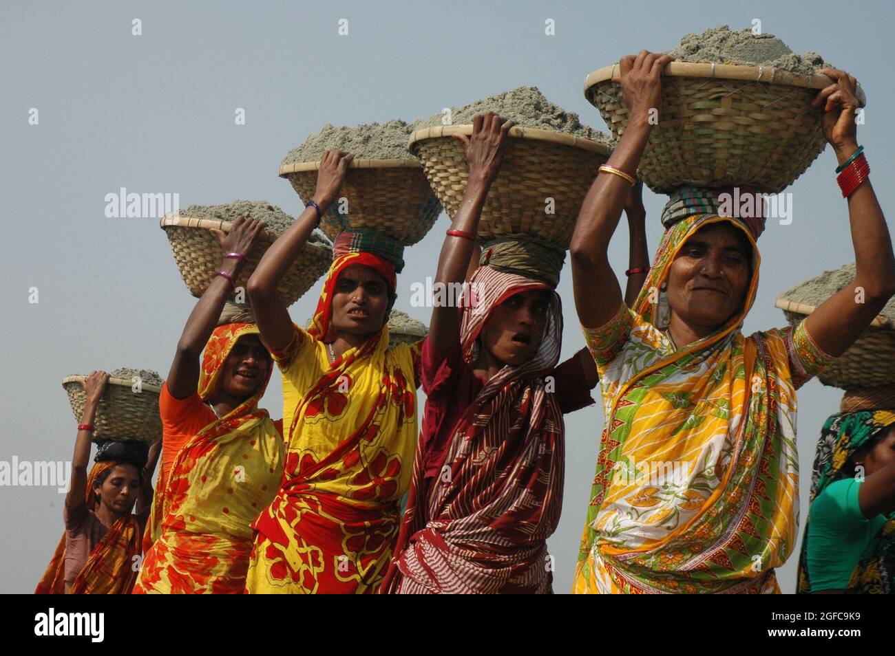 Femmes travaillant dans une mine de sable. Bangladesh. Banque D'Images