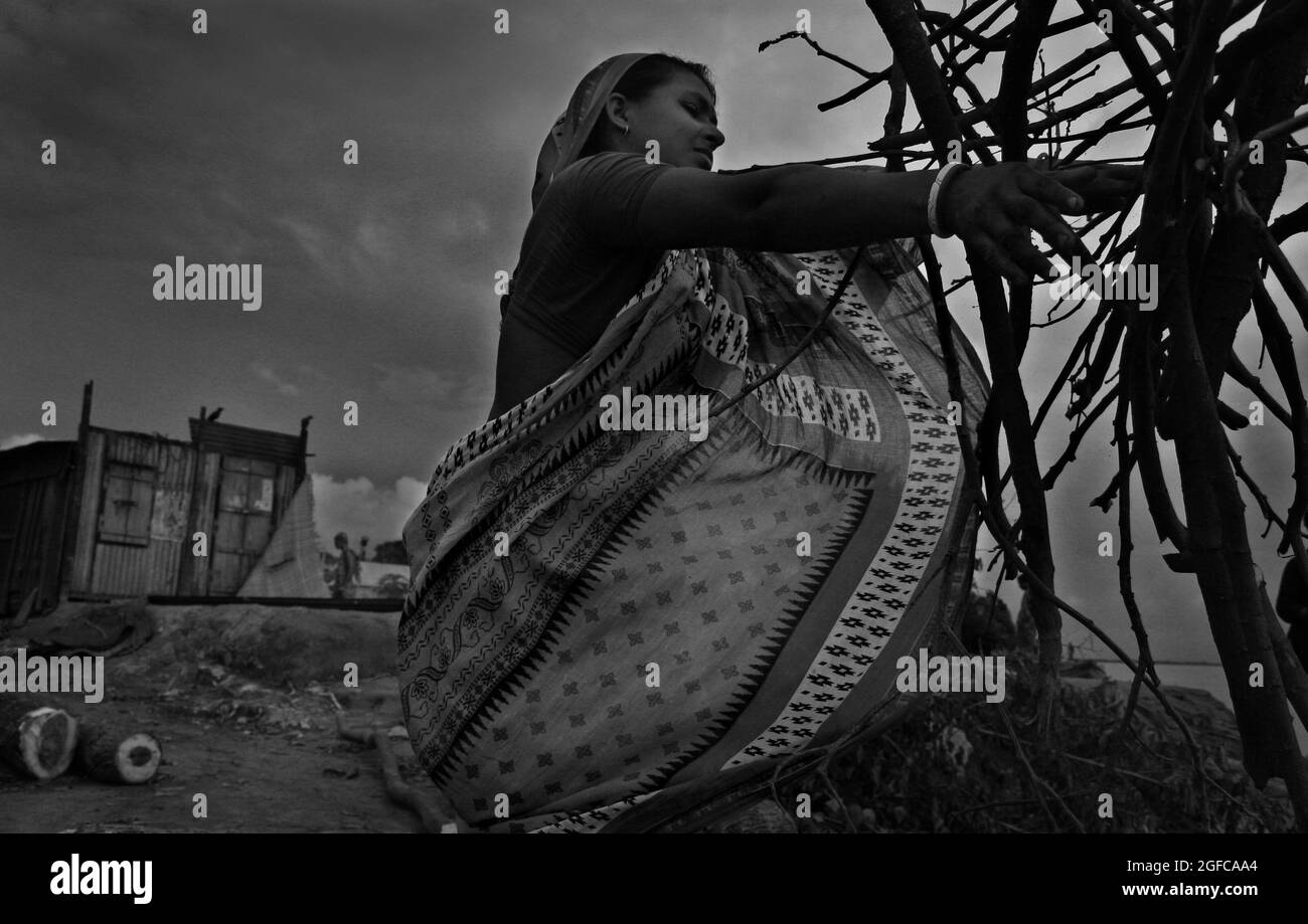 Maya Rani fait une dernière prière dans son pays pour la dernière fois alors qu'elle déplace sa maison à un autre endroit. L'érosion des rivières est un danger majeur pour l'environnement au Bangladesh. Des centaines d'érosion des berges déplacent chaque année plus de 100,000 000 personnes, ce qui entraîne une dépravation sociale et une pauvreté abjecte. Munshigonj. 04 juillet 2007. Banque D'Images