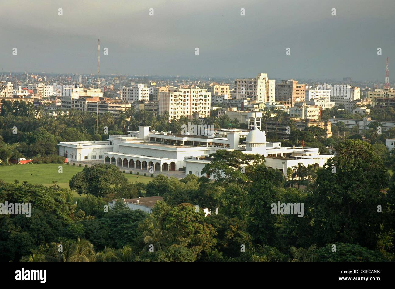 Une vue panoramique de la ville de Dhaka avec le Bangabhaban (résidence officielle du Président du Bangladesh) en face. Bangladesh. 18 septembre 2006. Banque D'Images