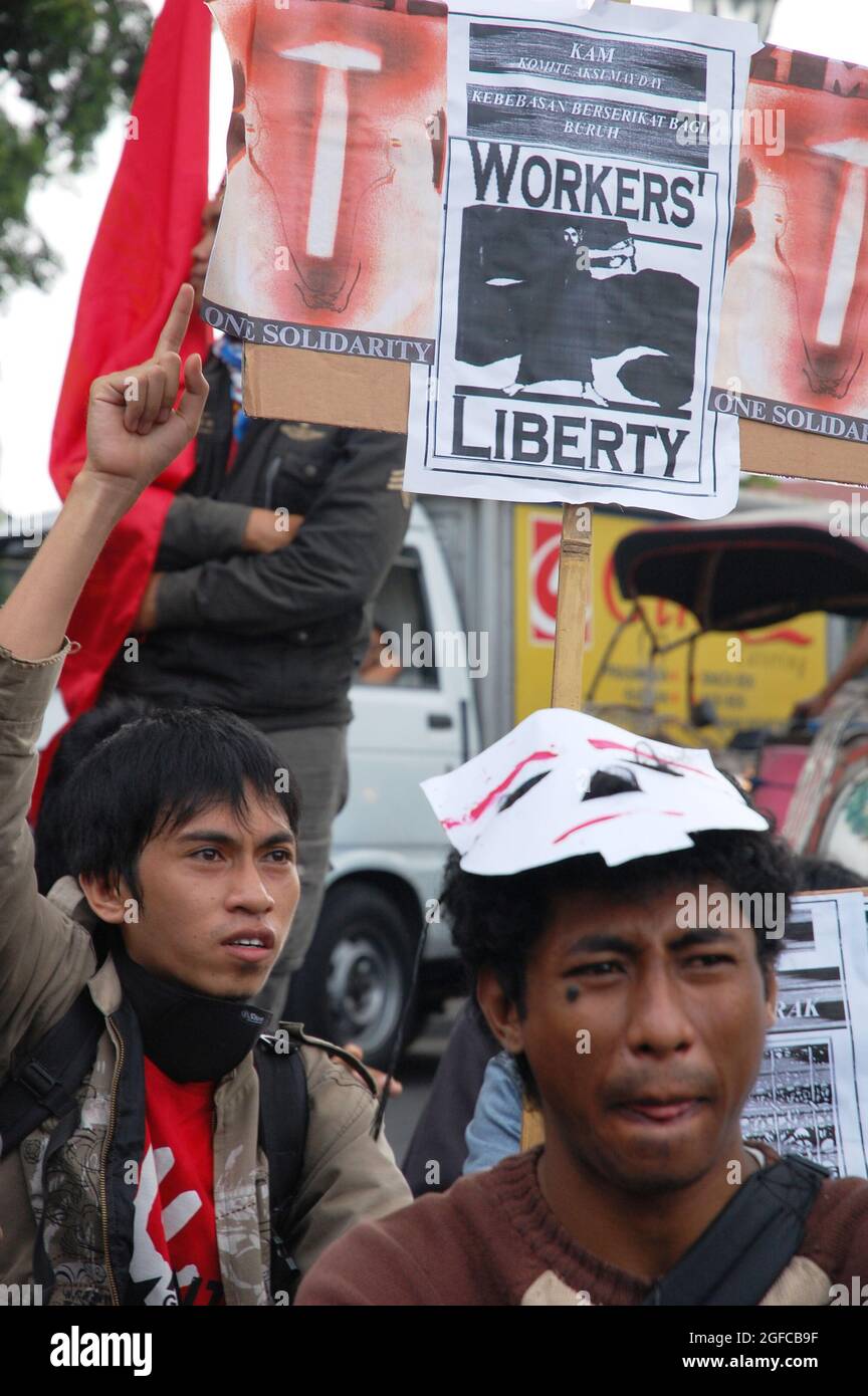 Des étudiants protestant pour des travailleurs contre le gouvernement indonésien lors d'une manifestation organisée le jour de mai, en réponse aux récentes hausses des prix du riz, du gaz et de l'huile de palme. Yogyakarta, Indonésie. 1er mai 2008. . Banque D'Images