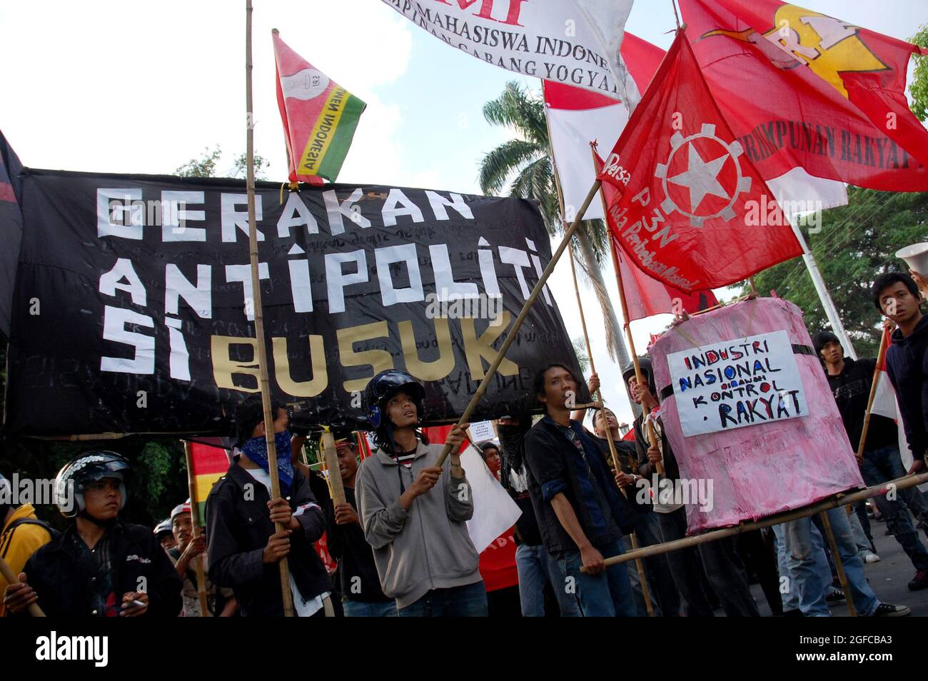 Les étudiants protestant contre la politique du gouvernement indonésien visant à faire passer le prix du carburant de 4,500 rupiah à 6,500 rupiah, causée par la hausse des prix sur les marchés pétroliers mondiaux. Yogyakarta, Indonésie. 1er juin 2008. Banque D'Images