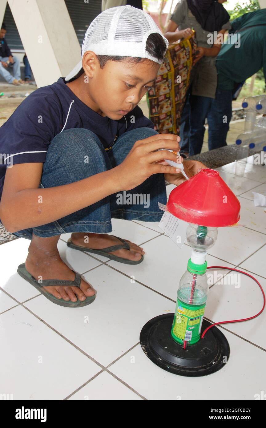 Une lampe pour enfant fabriquée à partir de plastique recyclé lors de la Journée des déchets plastiques, organisée par Walhi (Wahana Lingkungan Hidup), visait à sensibiliser le public à la nécessité de recycler les plastiques. Bantul, Yoyakarta, Indonésie. 13 avril 2008. Banque D'Images