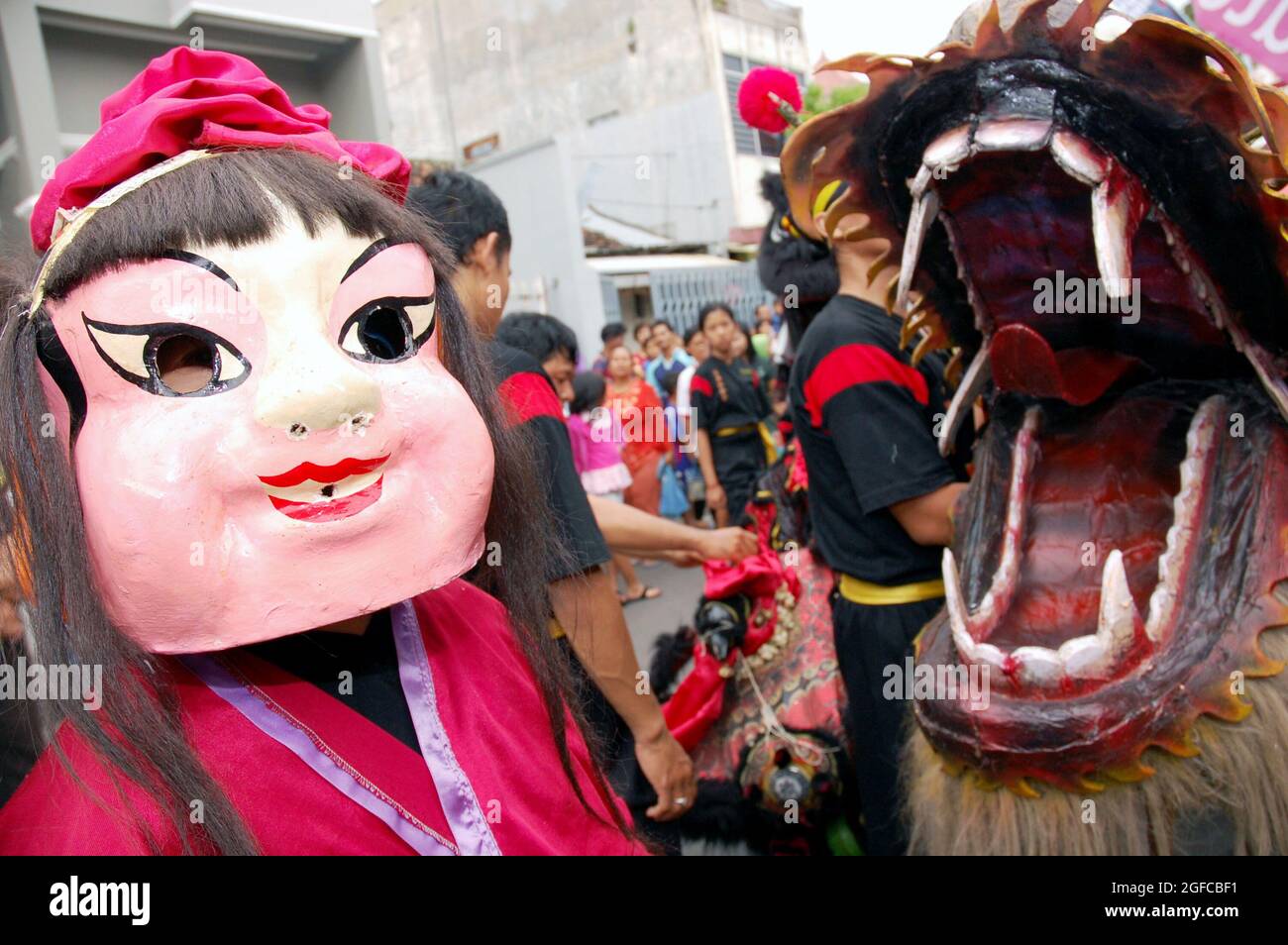 Un interprète de la troupe d'artiste Ho Hap Kwee au défilé du nouvel an chinois à Yogyakarta. La danse du lion est une représentation traditionnelle pour les communautés chinoises du monde entier. Yogyakarta, Indonésie. 9 févr. 2007. Banque D'Images