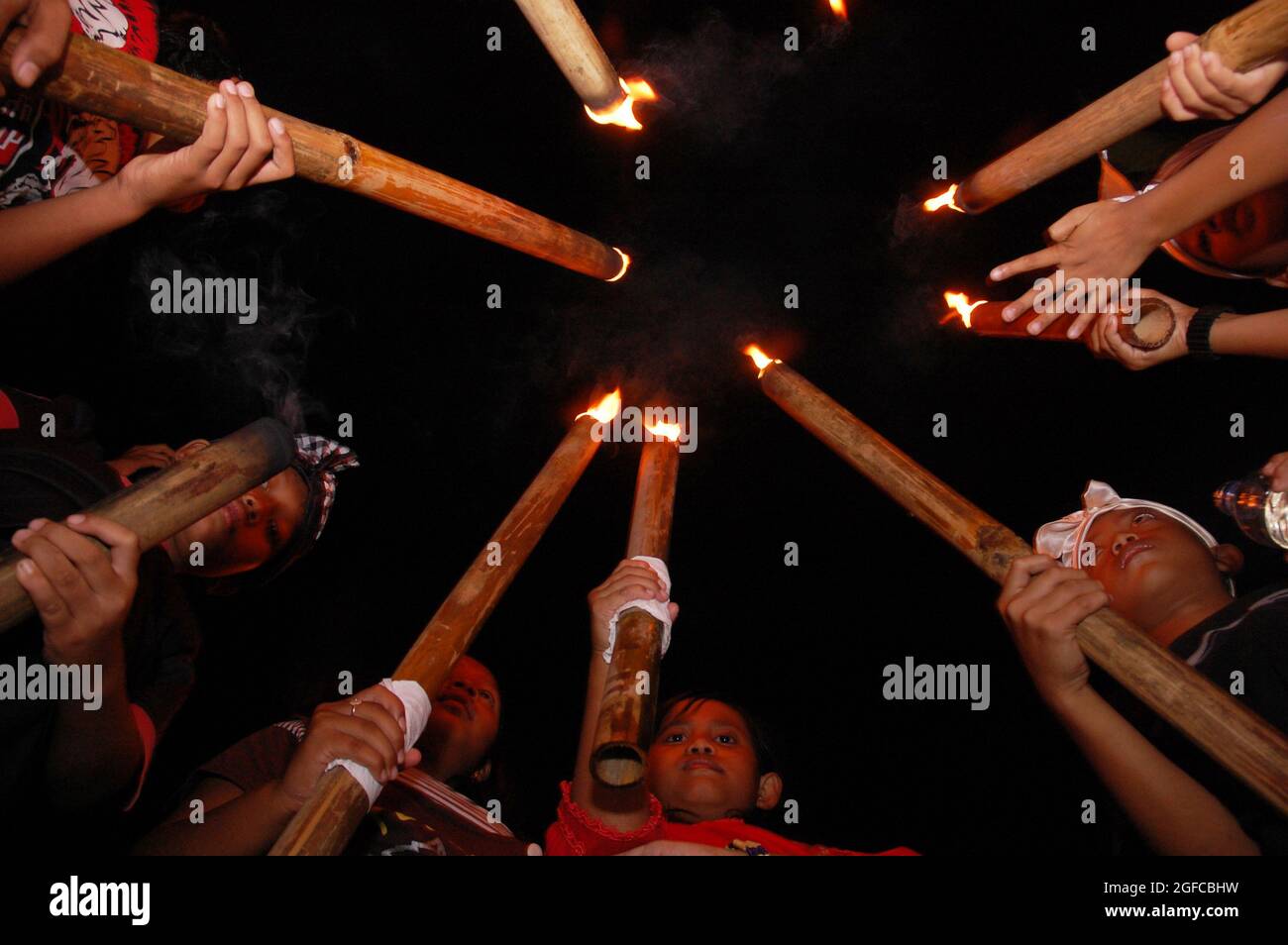 Des enfants prenant des torches, un symbole de lumière, à Pura Banguntapas. Les hindous indonésiens célèbrent Nyepi, marquant le nouvel an du Dharma. Nyepi est une journée réservée à l'auto-réflexion et, à ce titre, tout ce qui pourrait interférer avec ce but est limité. Yogyakarta, Indonésie. 7 mars 2008.. Banque D'Images